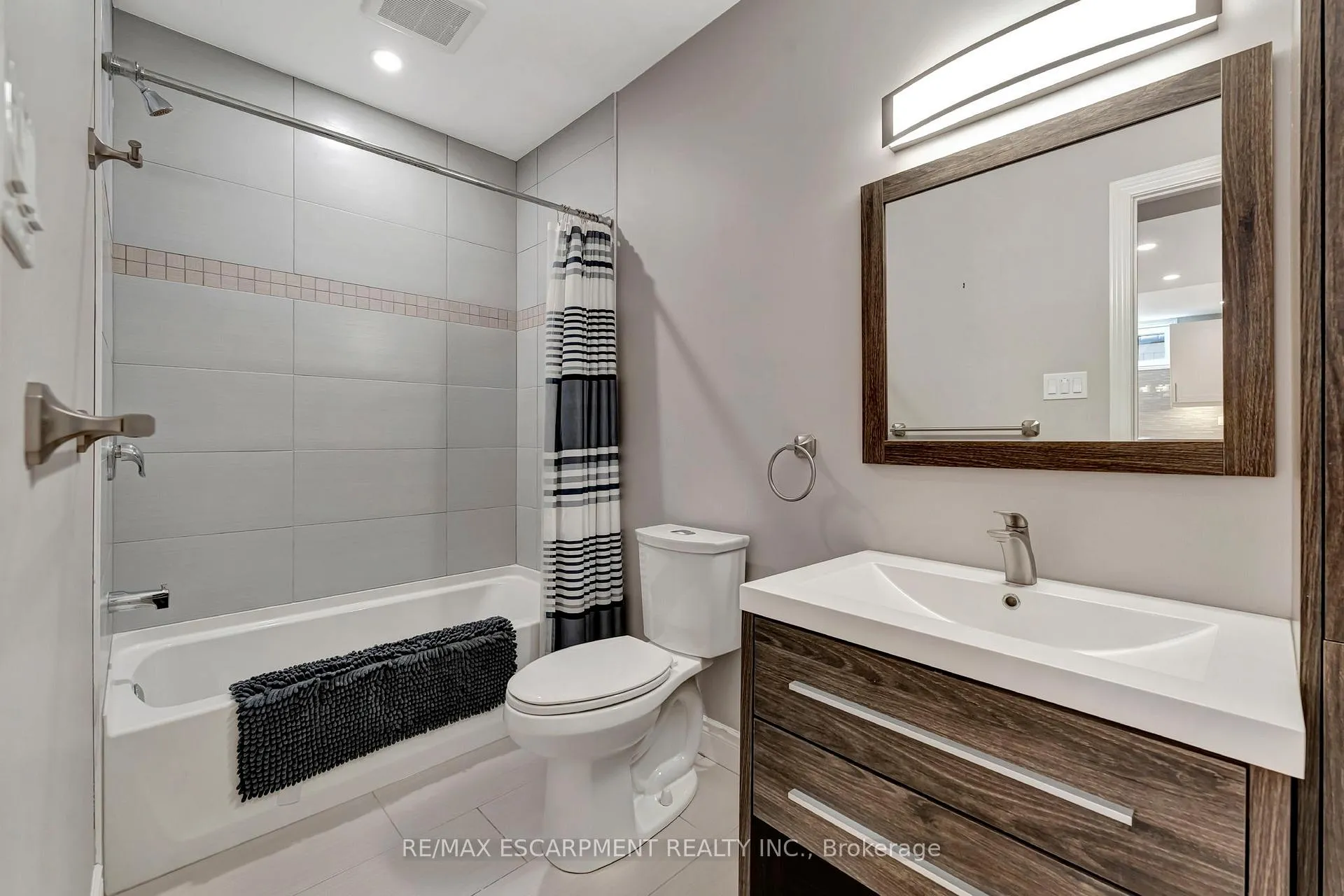 Photo 38 of 130 Napoli Drive, Hamilton, Gurnett — HOMEH