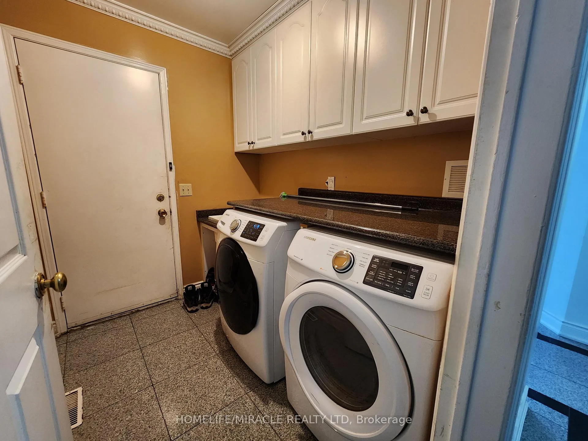 Photo 10 of 30 Niles Court, Brampton, Westgate — HOMEH