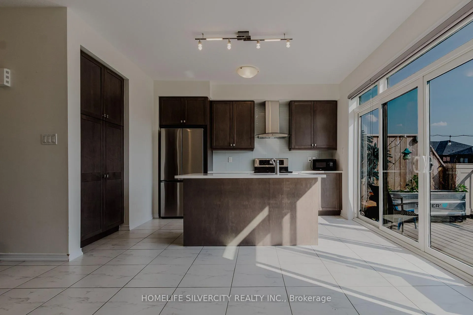 Photo 9 of 20 Bee Crescent, Brantford — HOMEH