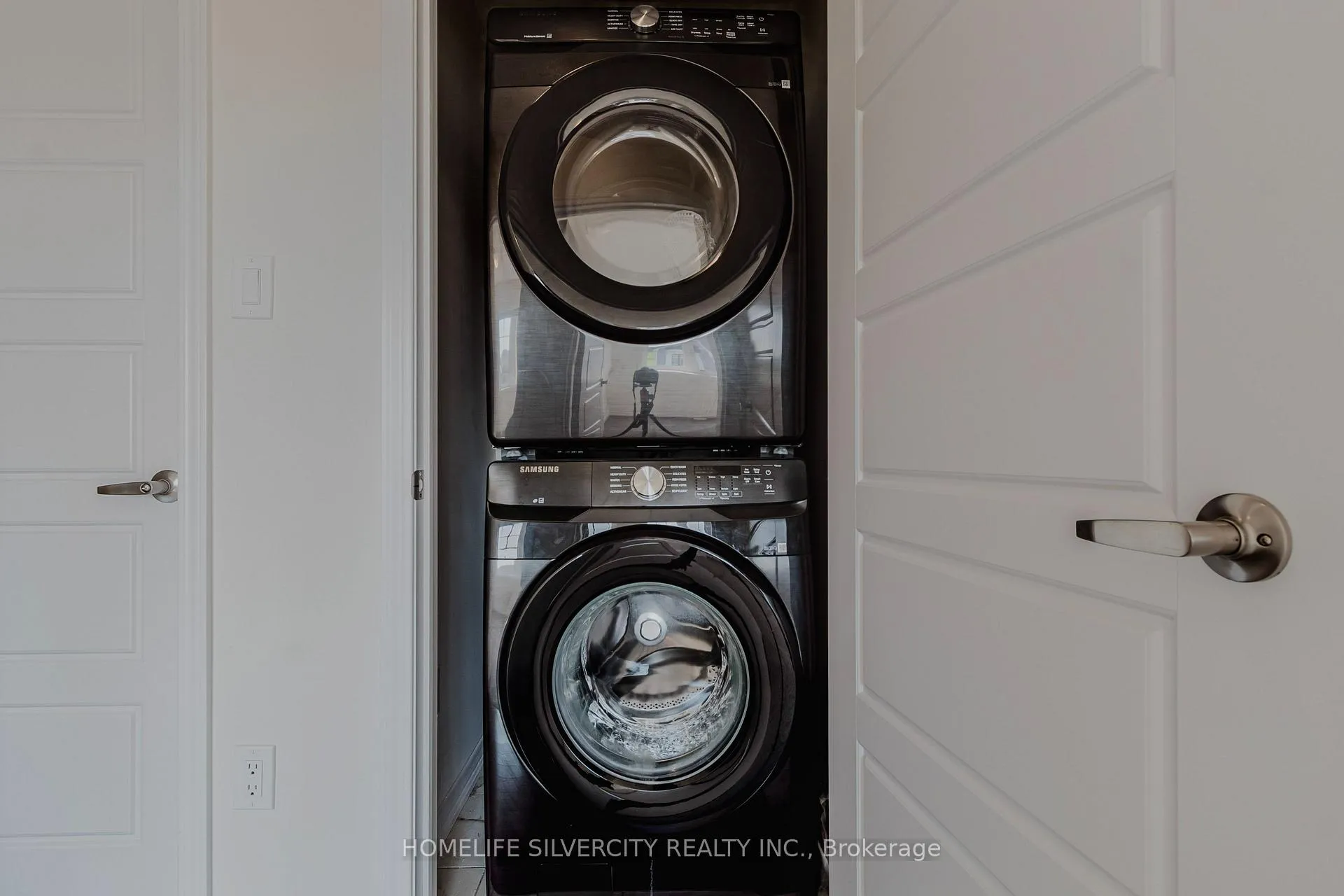Photo 30 of 20 Bee Crescent, Brantford — HOMEH