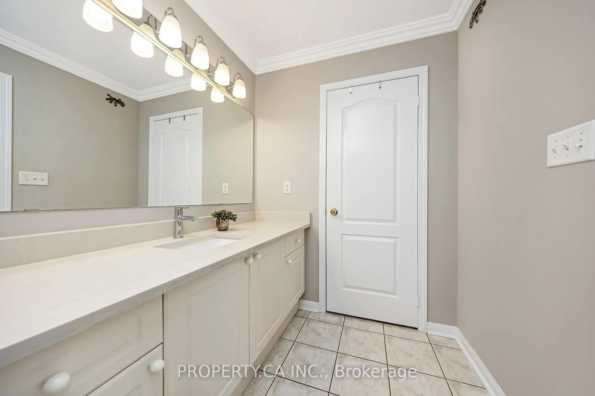 Photo 25 of 1560 Earl Crescent, Milton, Beaty — HOMEH