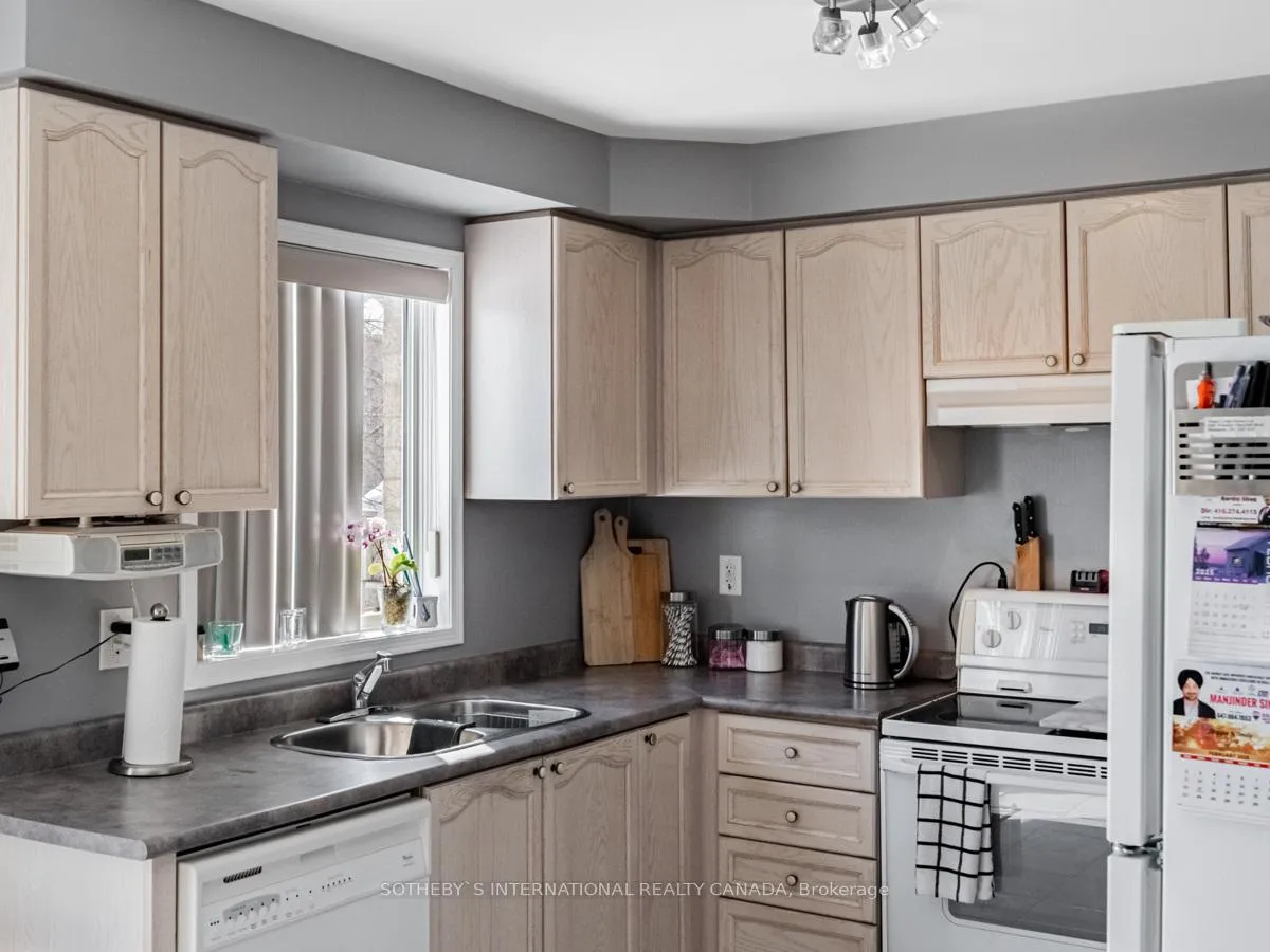 Photo 18 of 35 Roadmaster Lane, Brampton, Fletcher's Meadow — HOMEH