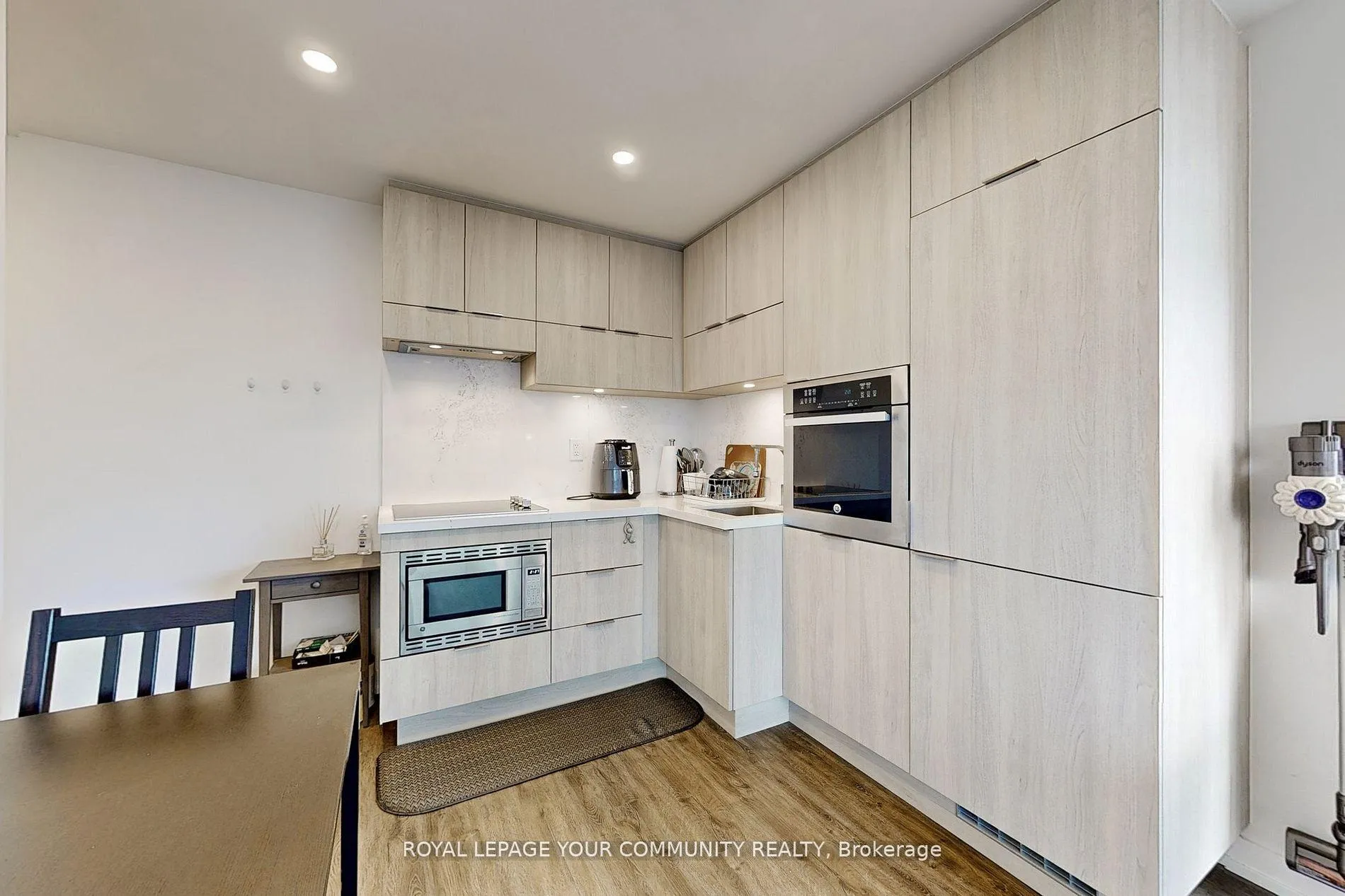 Photo 6 of Unit 2208, 39 Roehampton Avenue, Toronto, Mount Pleasant West — HOMEH