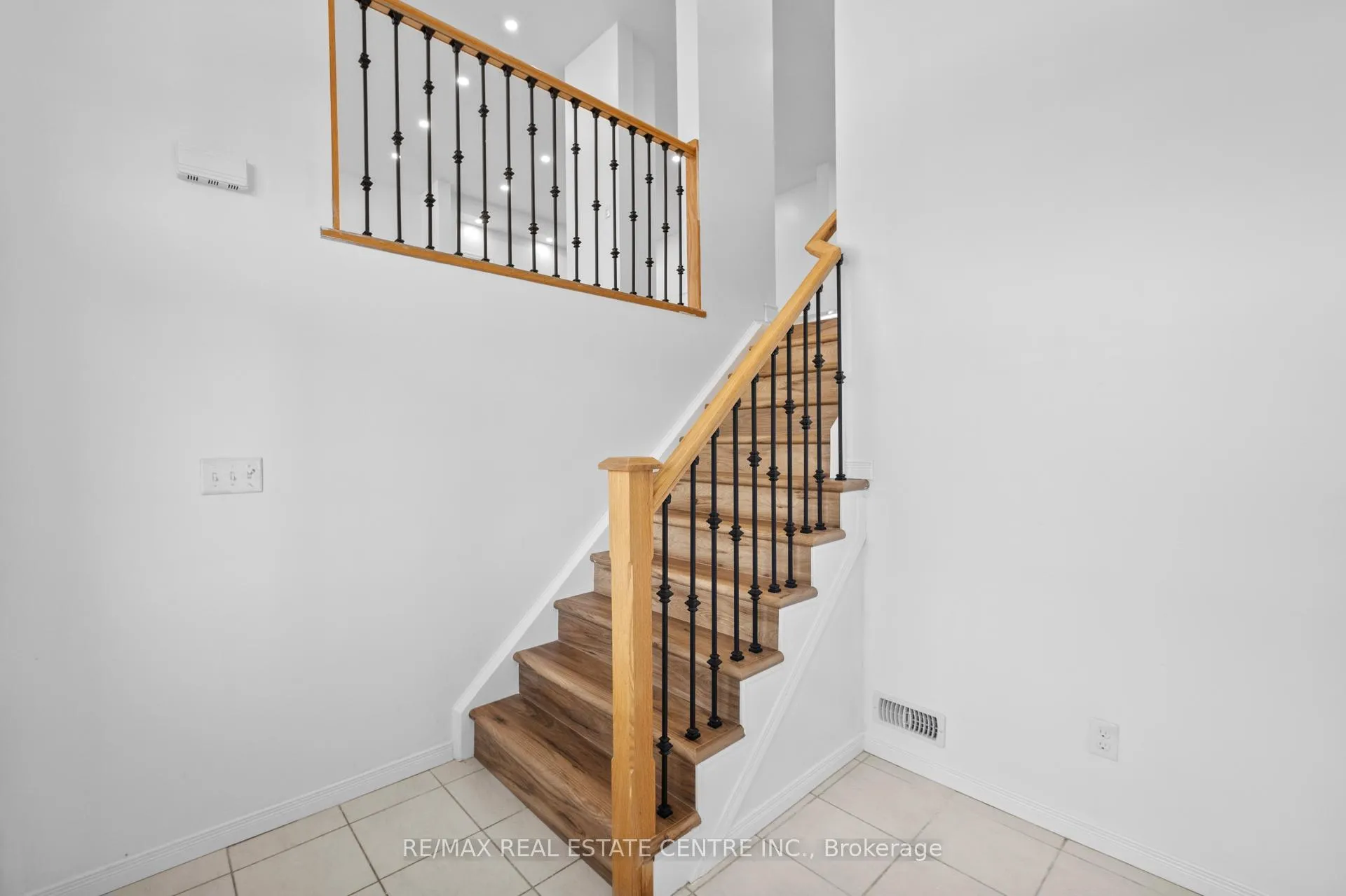 Photo 4 of 579 Sundew Drive, Waterloo — HOMEH