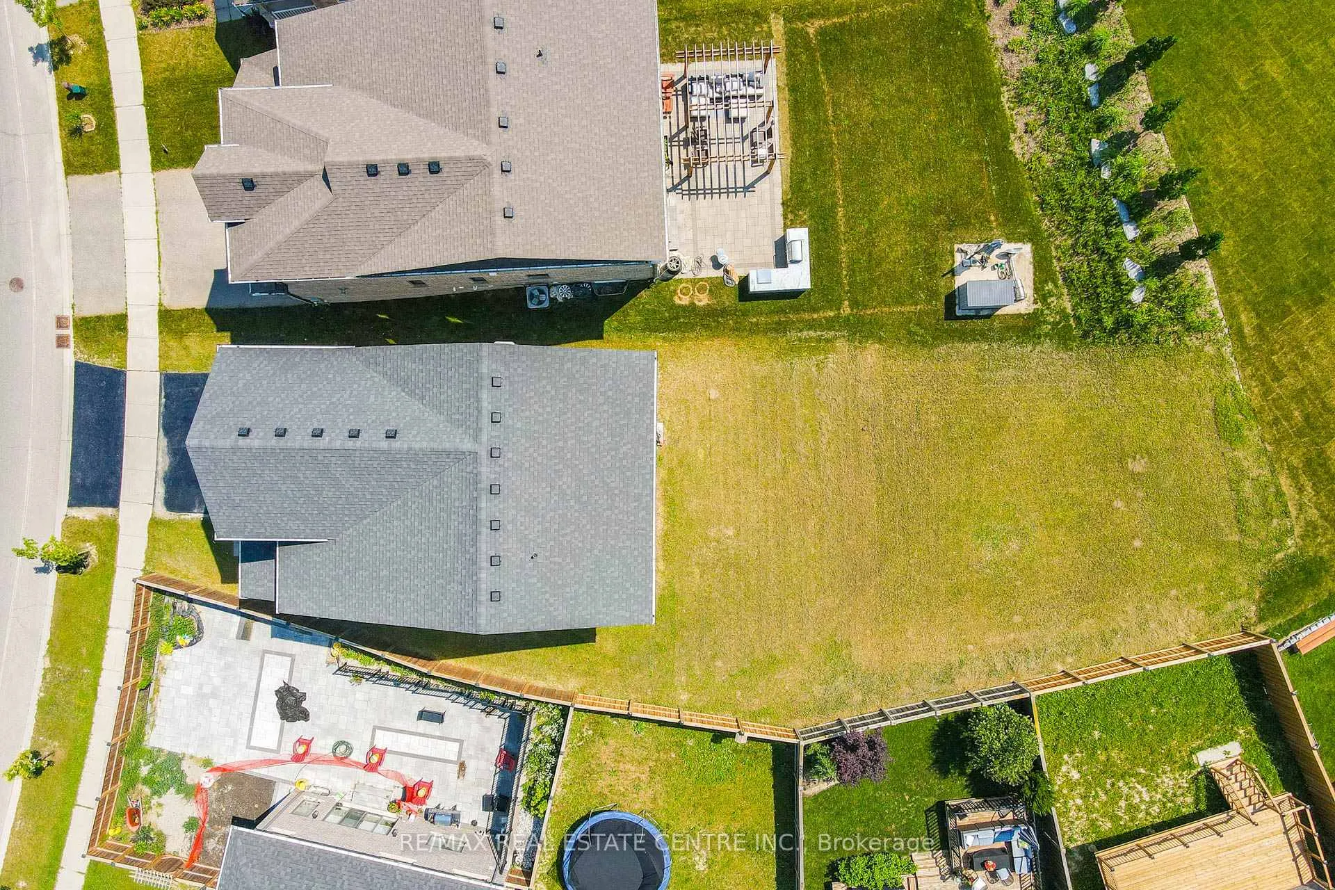 Photo 33 of 579 Sundew Drive, Waterloo — HOMEH