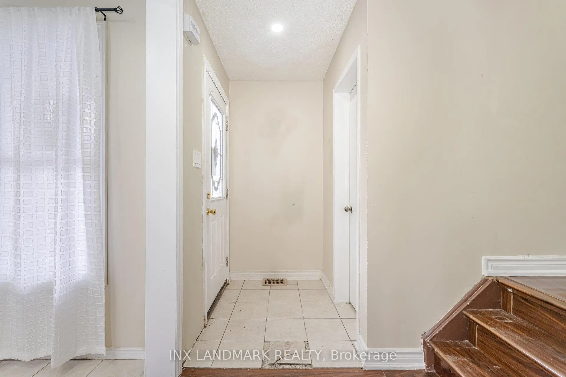 Photo 5 of 49 Tulip Drive, Brampton, Fletcher's Creek South — HOMEH