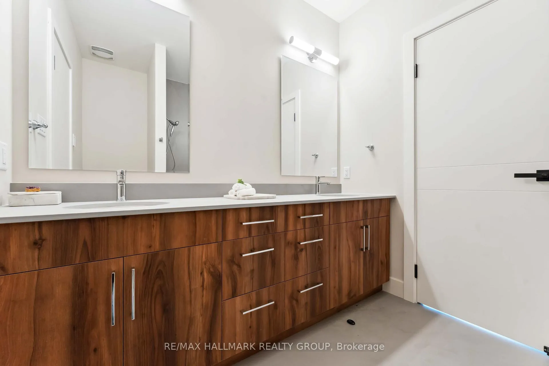 Photo 23 of 108 Theberge Private, Ottawa, Meadowlands/St. Claire Gardens — HOMEH
