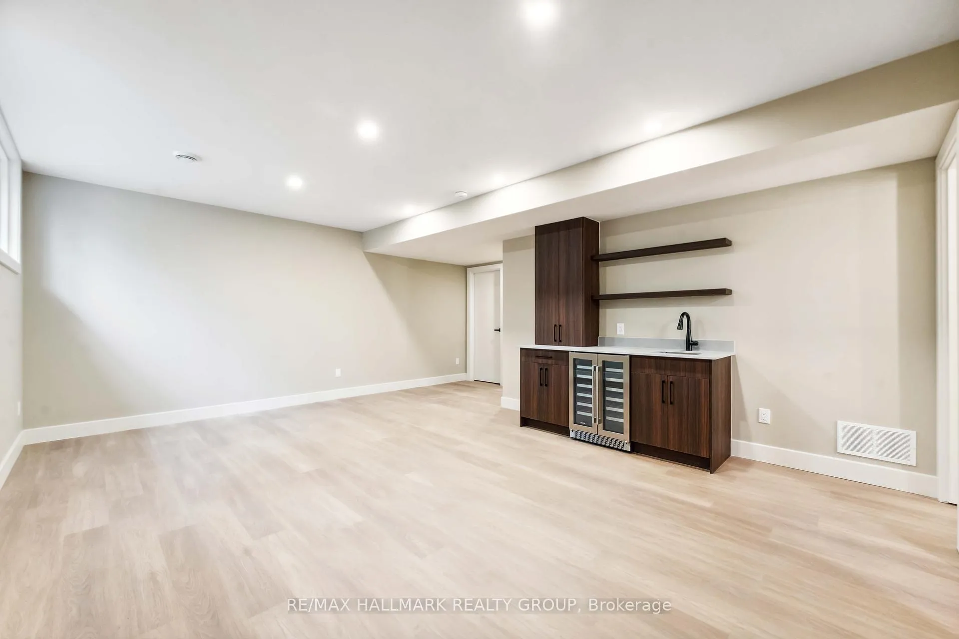 Photo 29 of 108 Theberge Private, Ottawa, Meadowlands/St. Claire Gardens — HOMEH