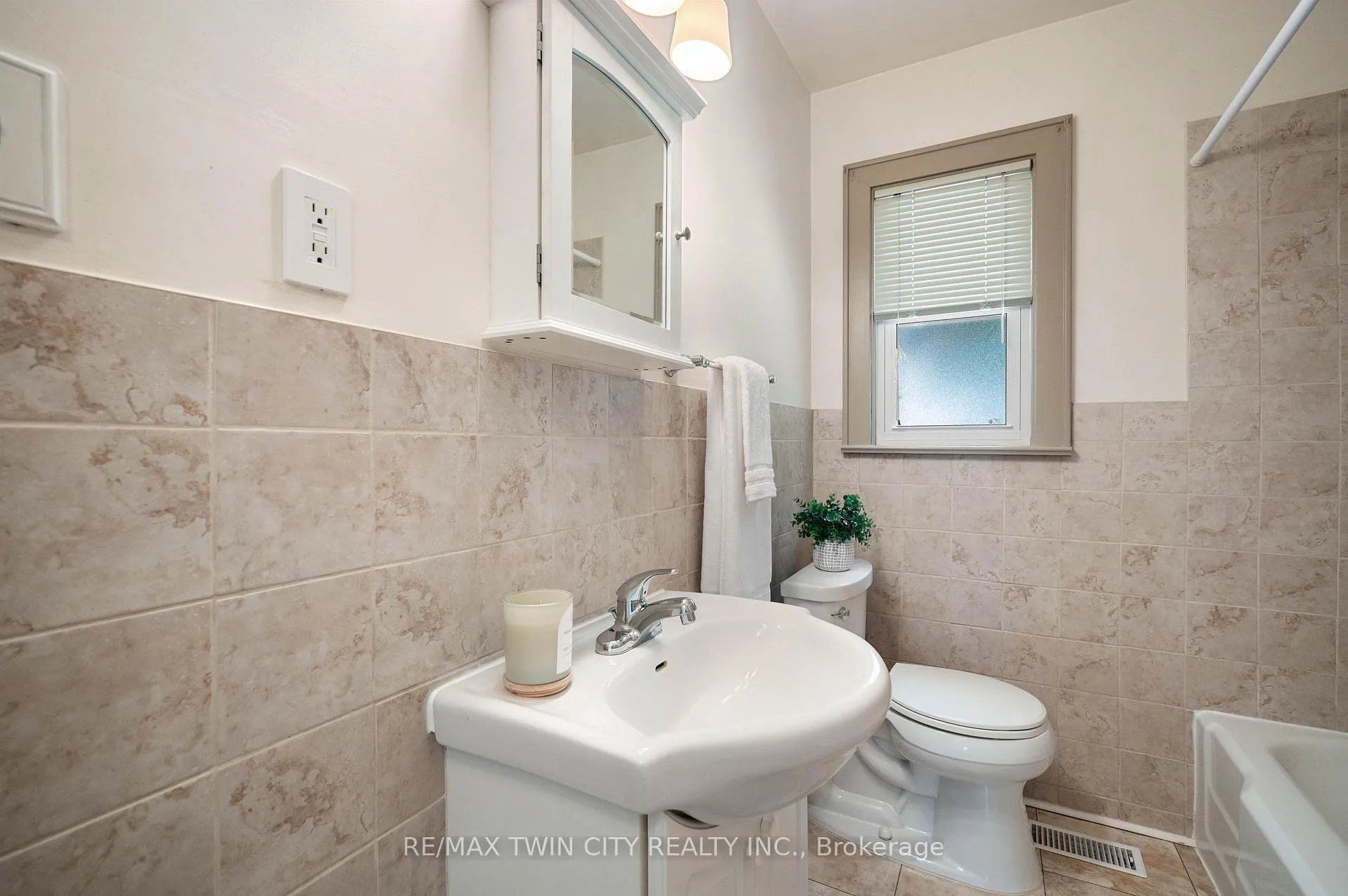 Photo 13 of 65 Sixth Avenue, Kitchener — HOMEH