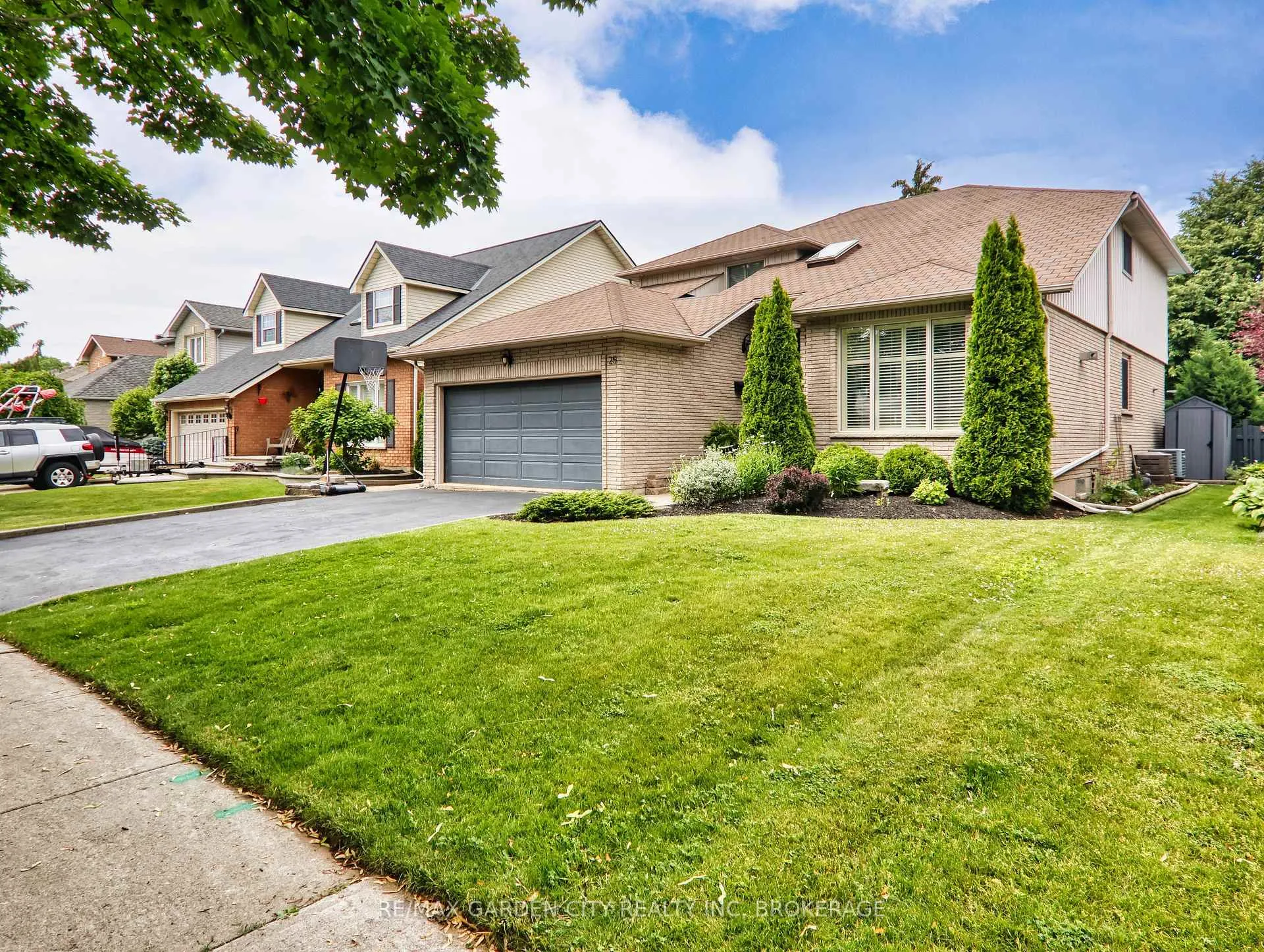 Photo 2 of 25 Sumner Crescent, Grimsby, Grimsby Beach — HOMEH