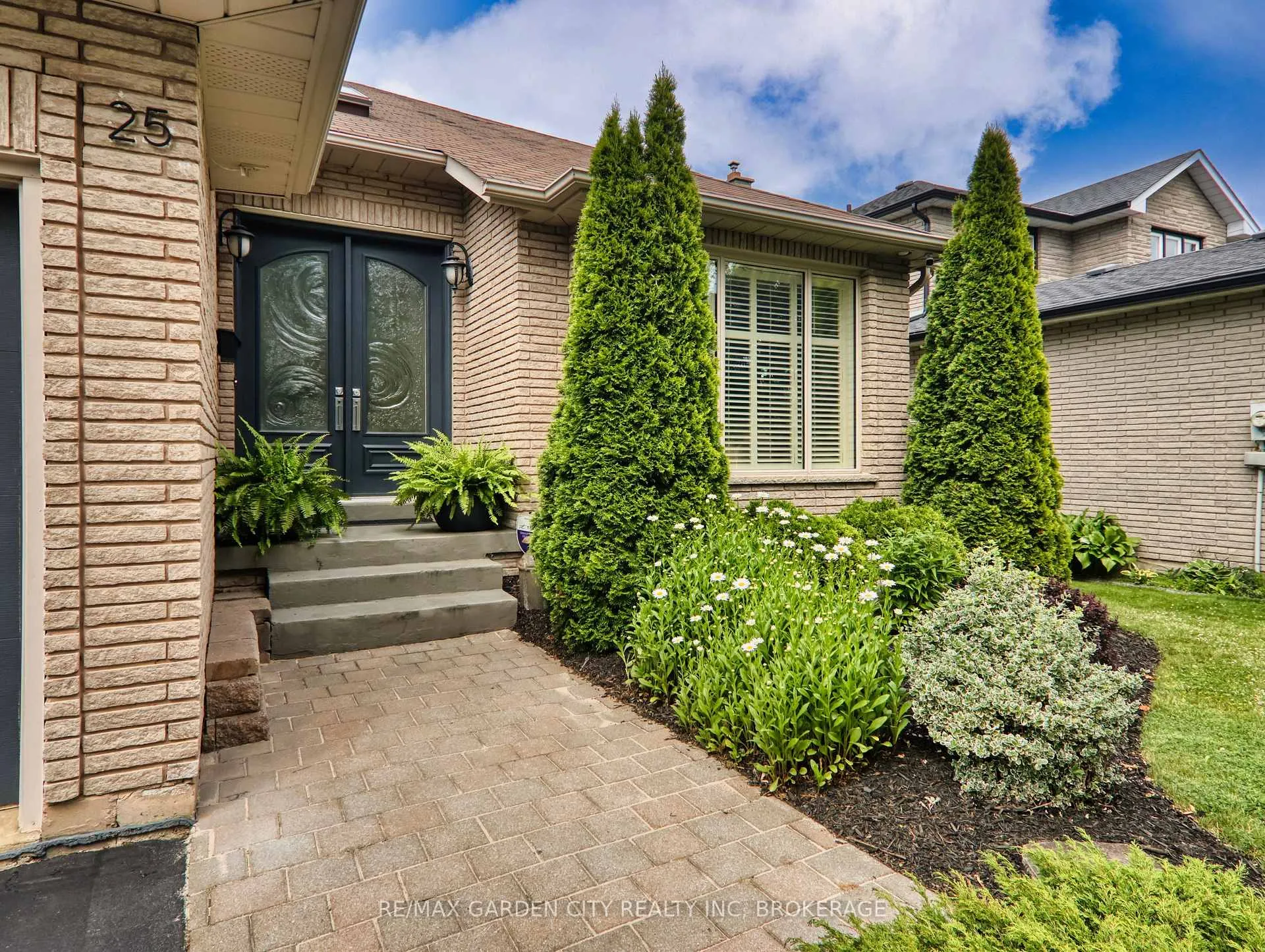 Photo 3 of 25 Sumner Crescent, Grimsby, Grimsby Beach — HOMEH