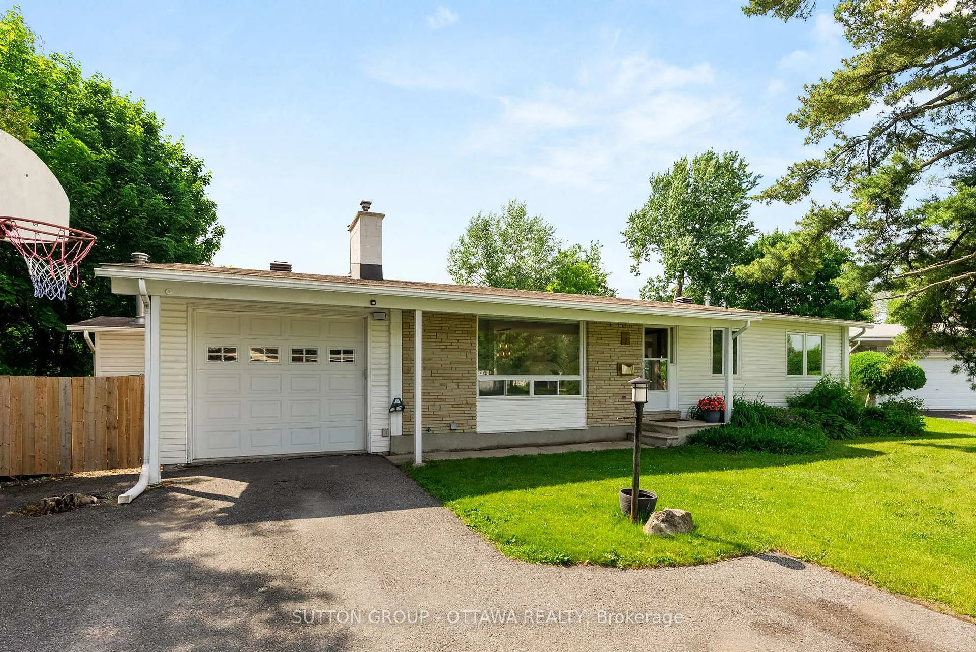 Photo 2 of 19 Donland Avenue, Ottawa, Meadowlands/Crestview — HOMEH