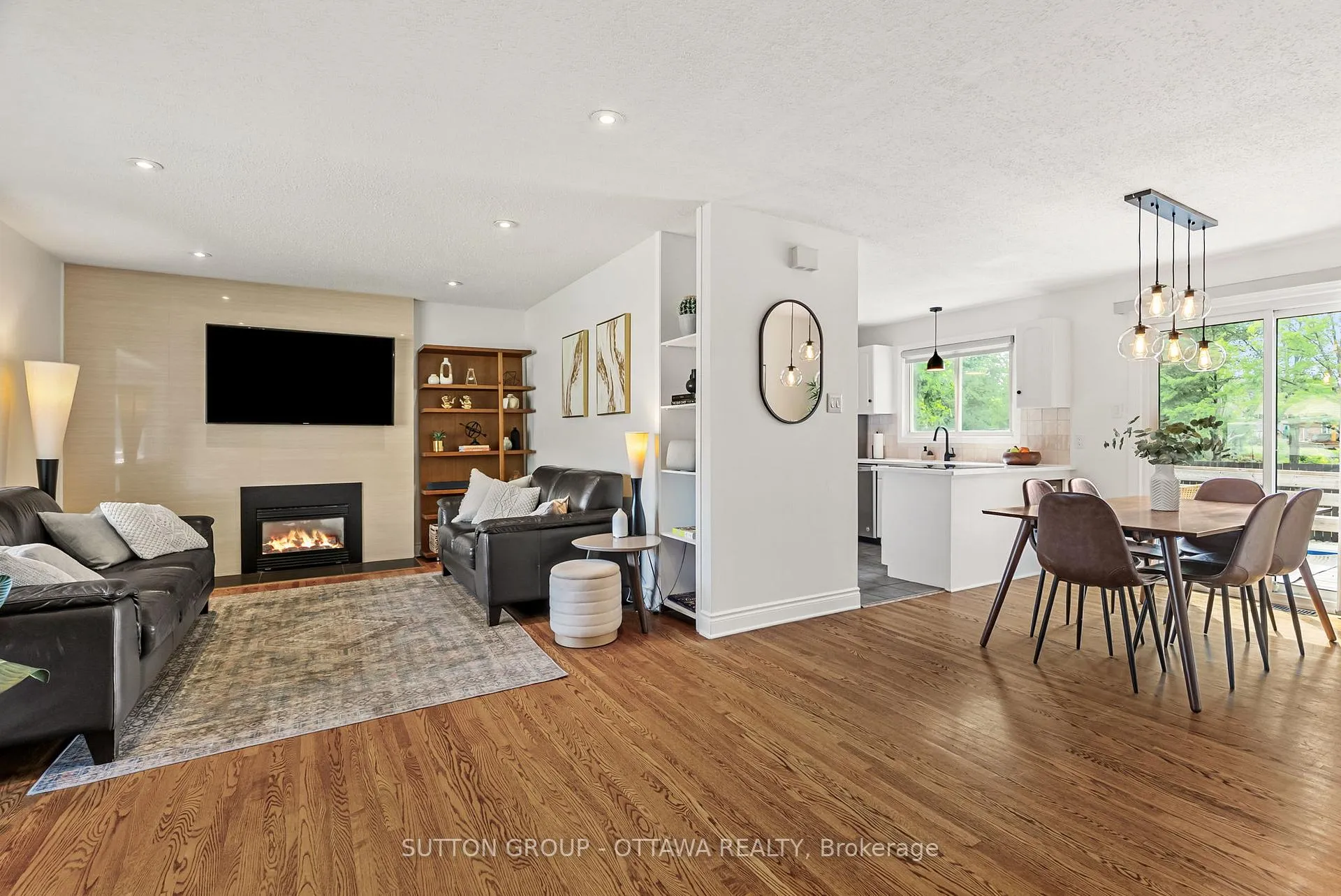 Photo 3 of 19 Donland Avenue, Ottawa, Meadowlands/Crestview — HOMEH