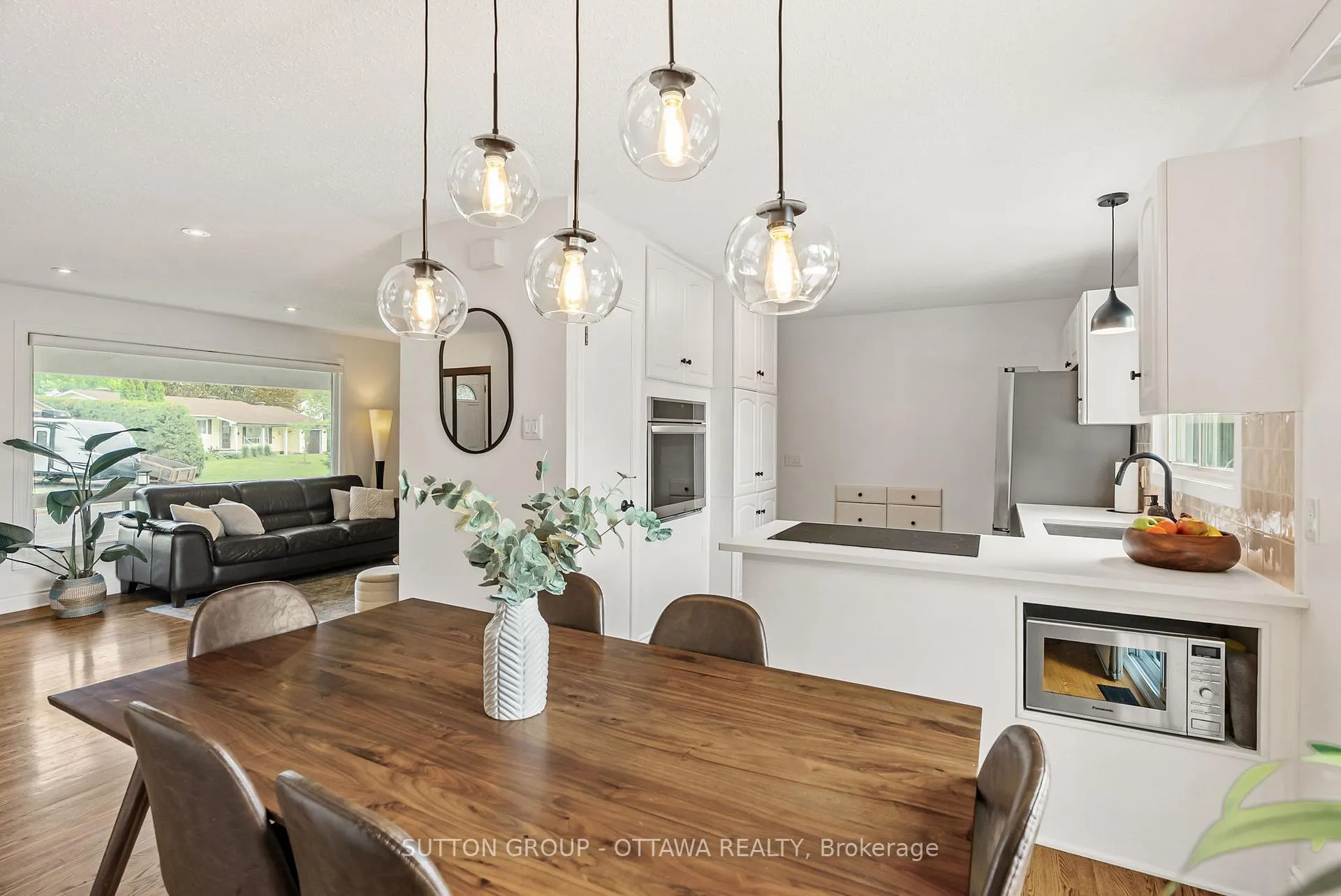Photo 10 of 19 Donland Avenue, Ottawa, Meadowlands/Crestview — HOMEH