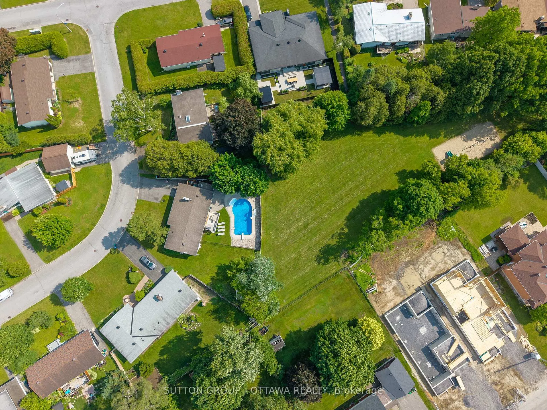 Photo 35 of 19 Donland Avenue, Ottawa, Meadowlands/Crestview — HOMEH