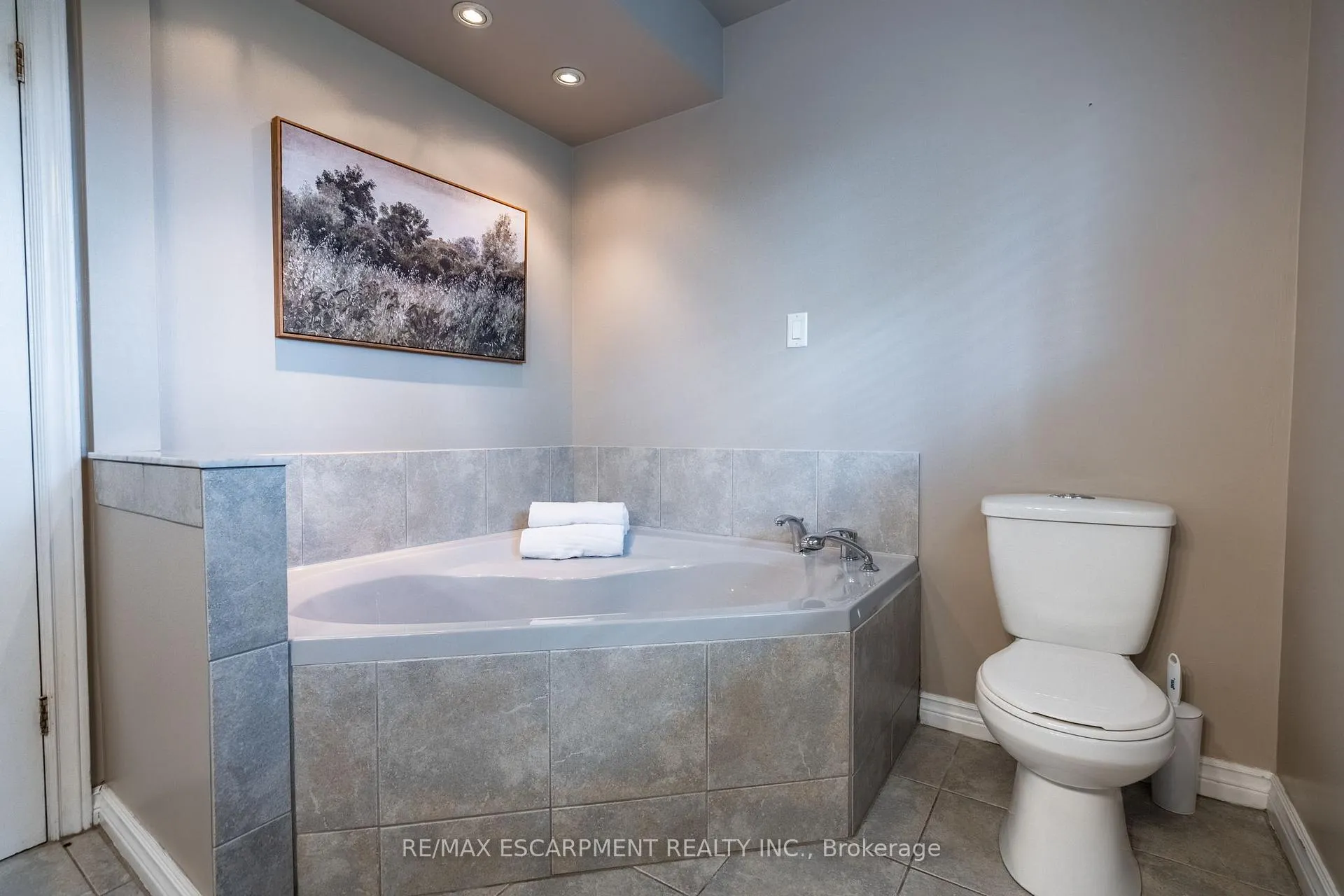 Photo 33 of 26 Wildan Drive, Hamilton, Rural Flamborough — HOMEH