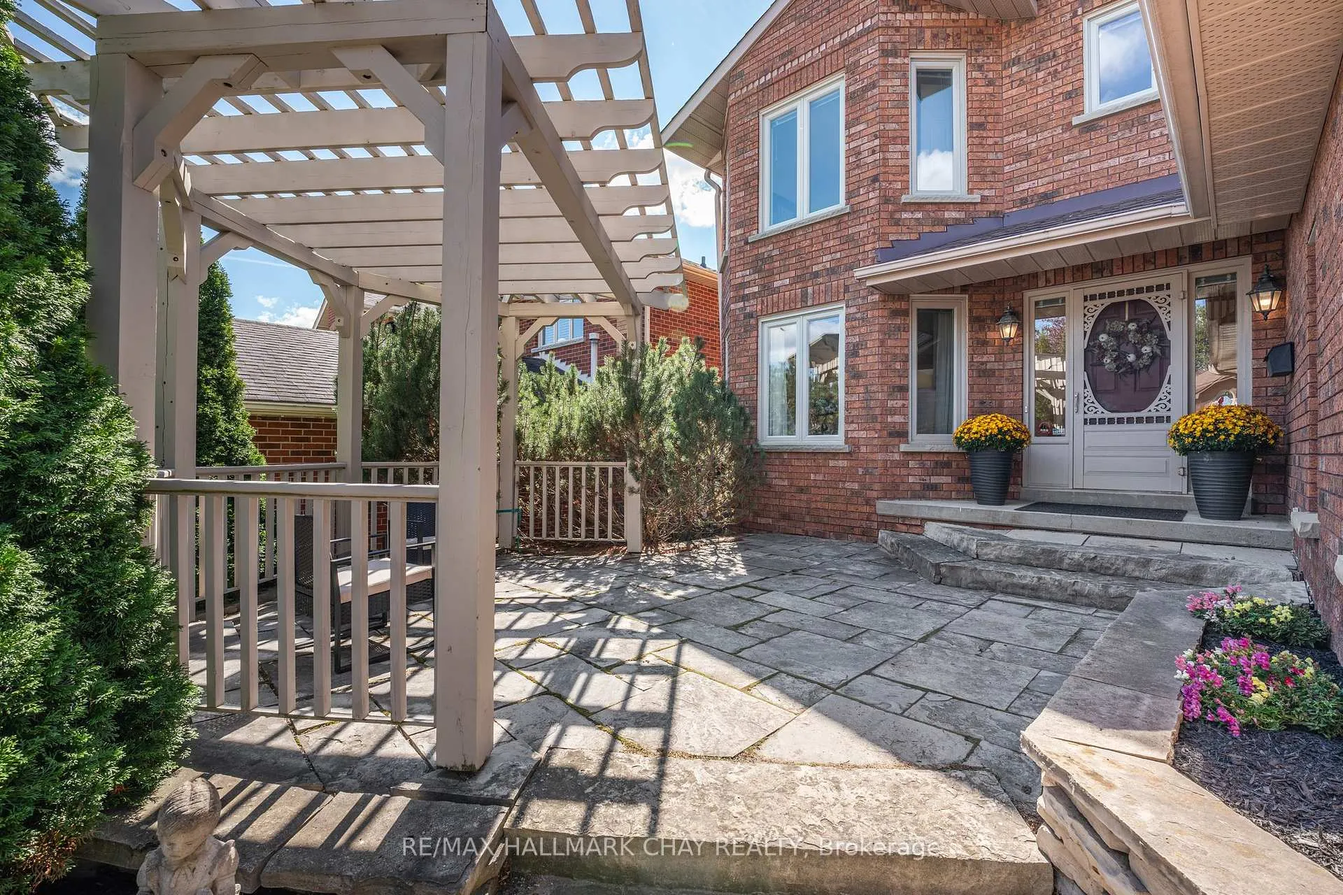 Photo 2 of 22 Thackeray Crescent, Barrie, Letitia Heights — HOMEH
