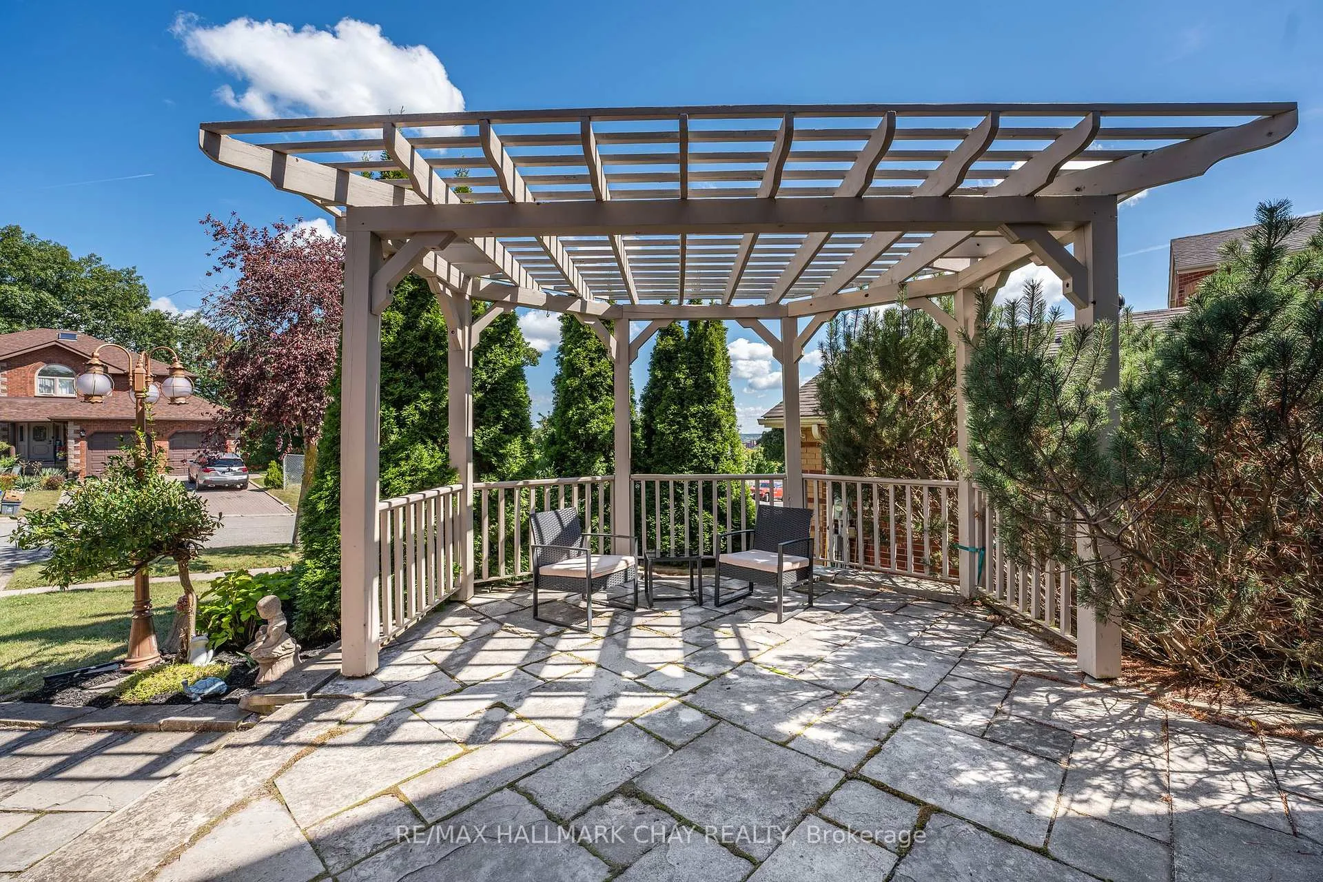 Photo 3 of 22 Thackeray Crescent, Barrie, Letitia Heights — HOMEH
