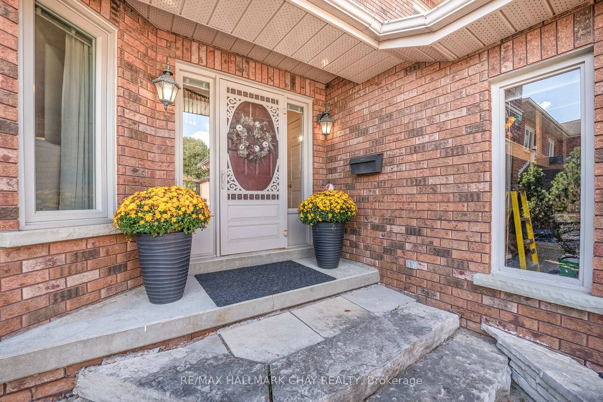 Photo 4 of 22 Thackeray Crescent, Barrie, Letitia Heights — HOMEH
