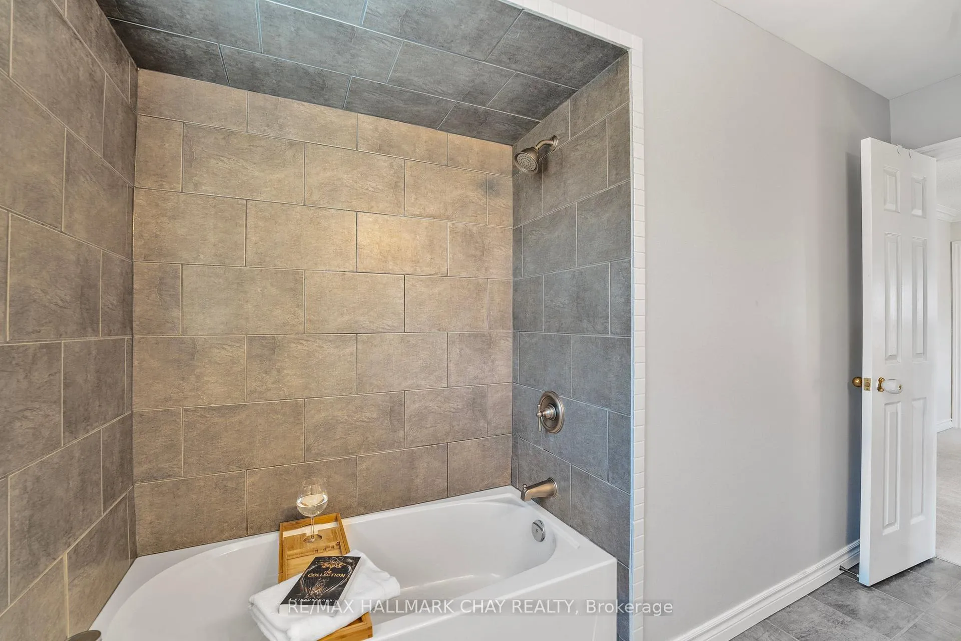 Photo 26 of 22 Thackeray Crescent, Barrie, Letitia Heights — HOMEH