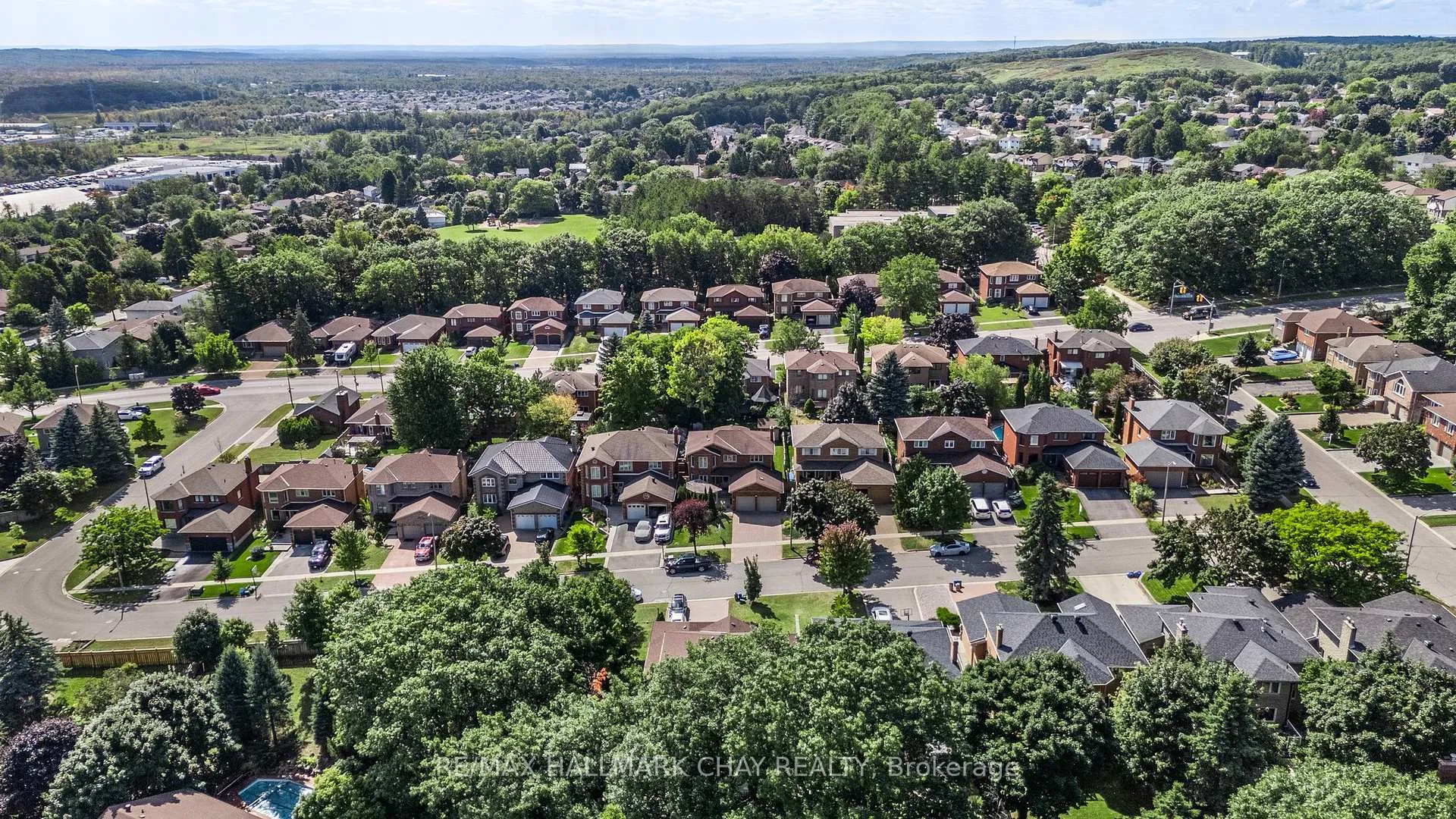 Photo 39 of 22 Thackeray Crescent, Barrie, Letitia Heights — HOMEH