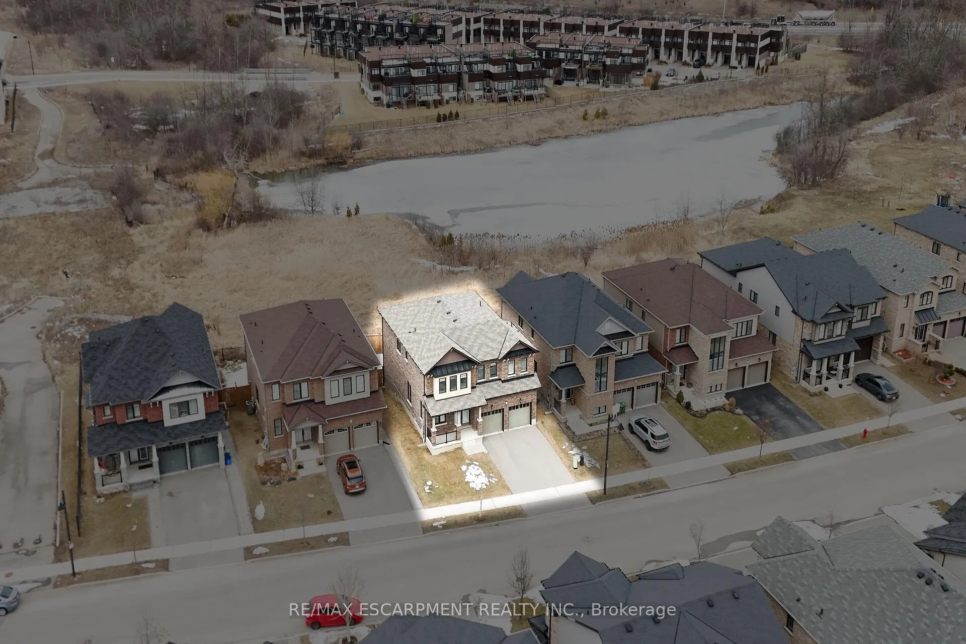 Photo 3 of 300 Crafter Crescent, Hamilton, Stoney Creek — HOMEH