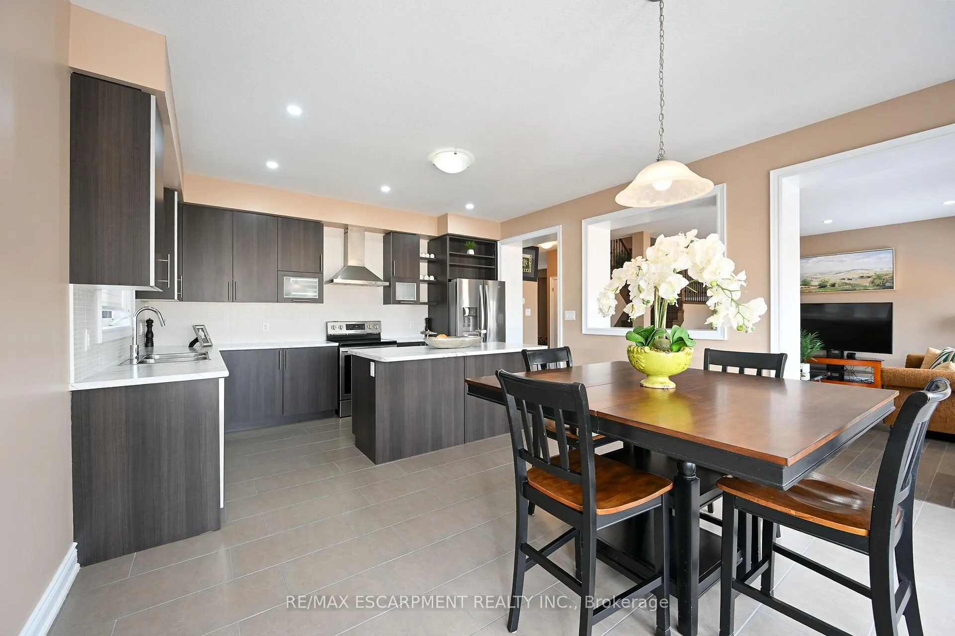 Photo 11 of 300 Crafter Crescent, Hamilton, Stoney Creek — HOMEH