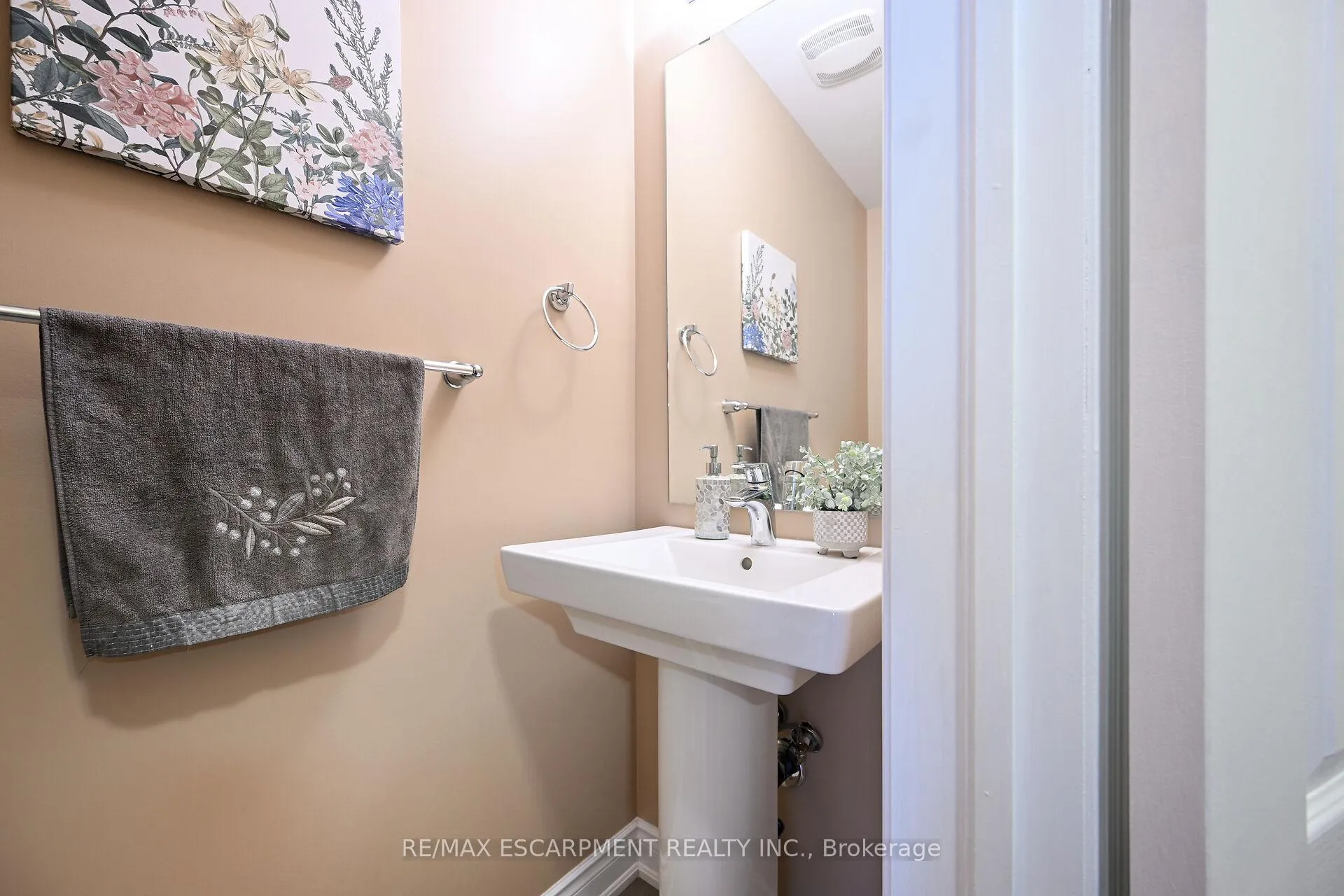 Photo 15 of 300 Crafter Crescent, Hamilton, Stoney Creek — HOMEH