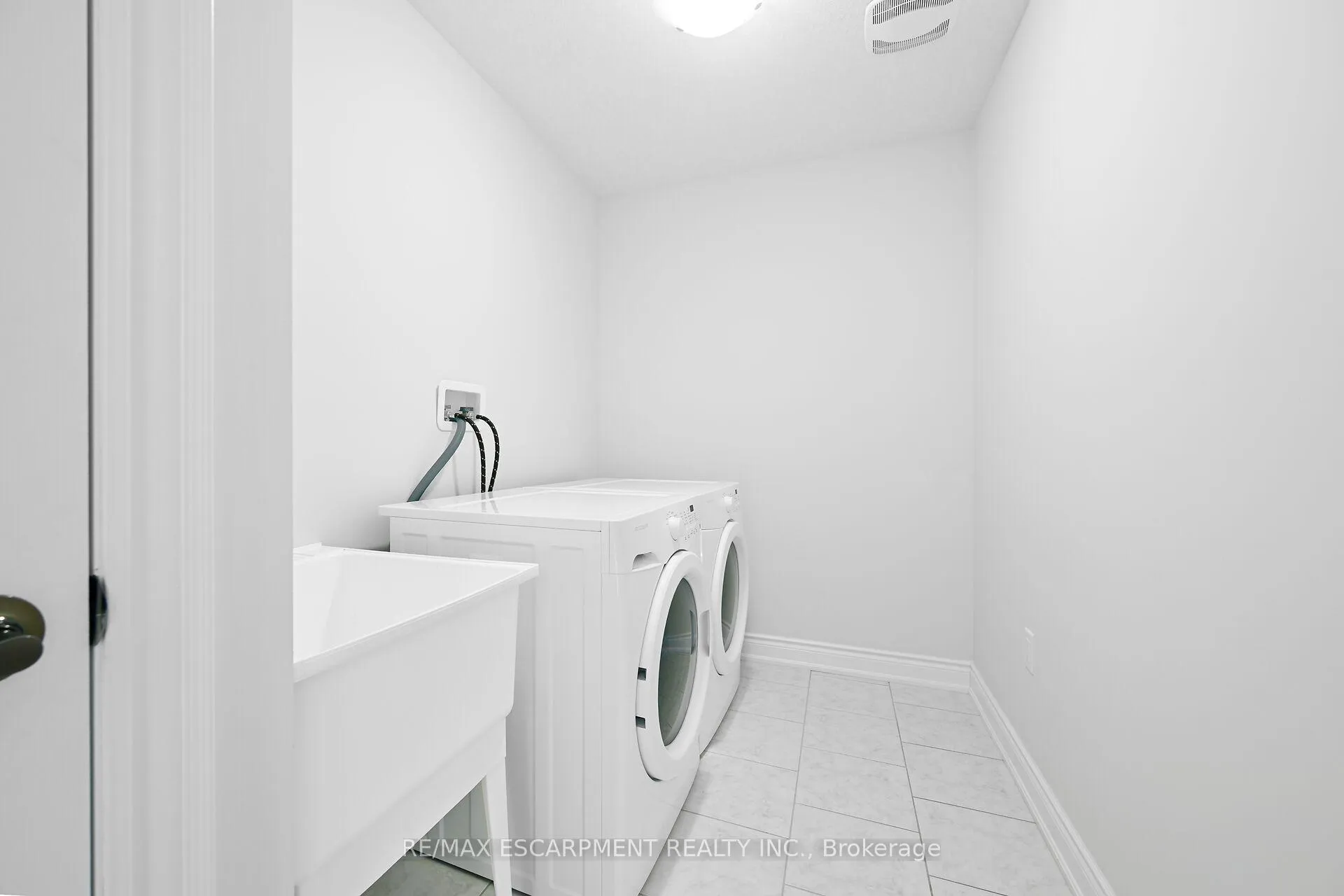 Photo 34 of 300 Crafter Crescent, Hamilton, Stoney Creek — HOMEH