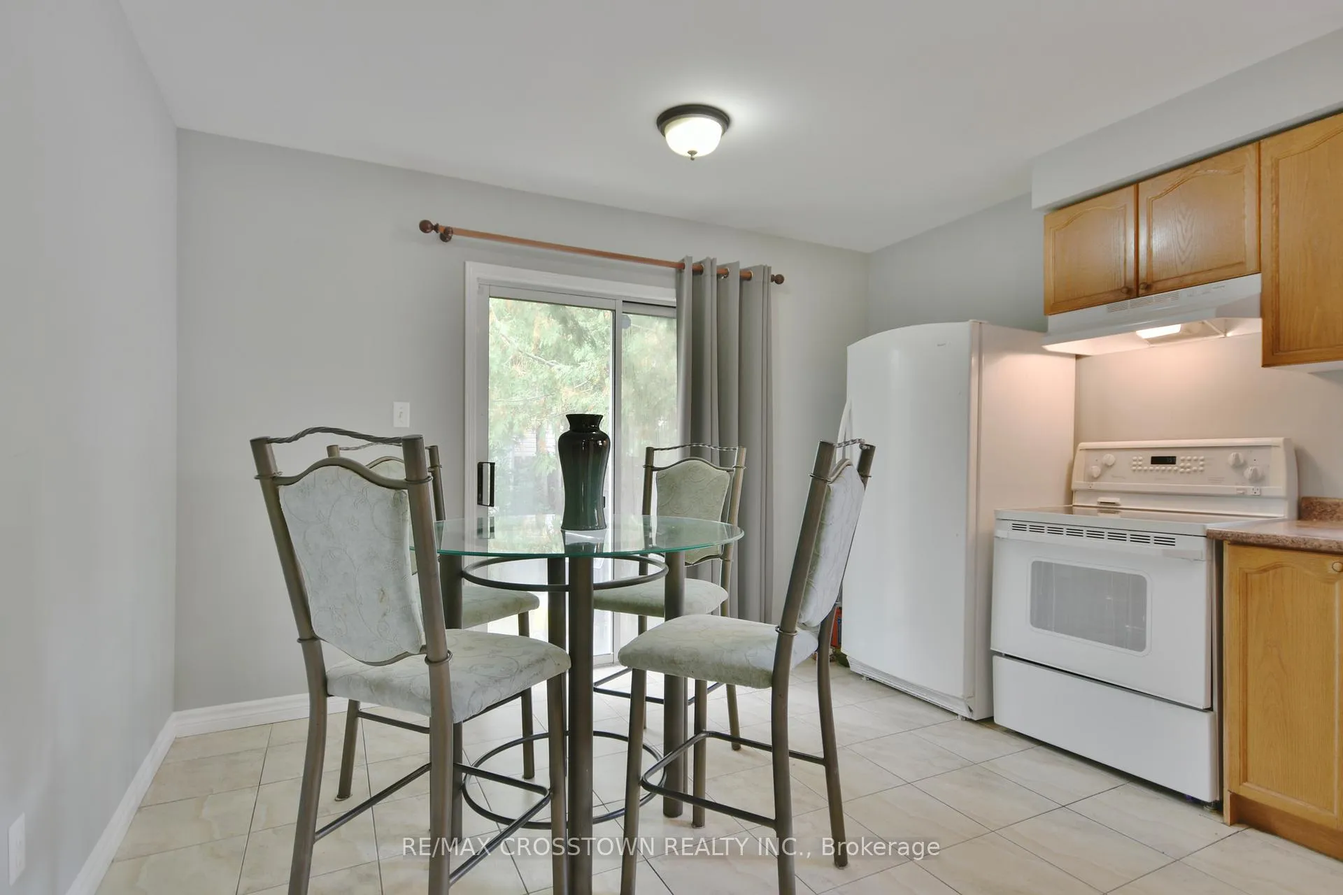 Photo 12 of 22 Nicholson Drive, Barrie, Ardagh — HOMEH