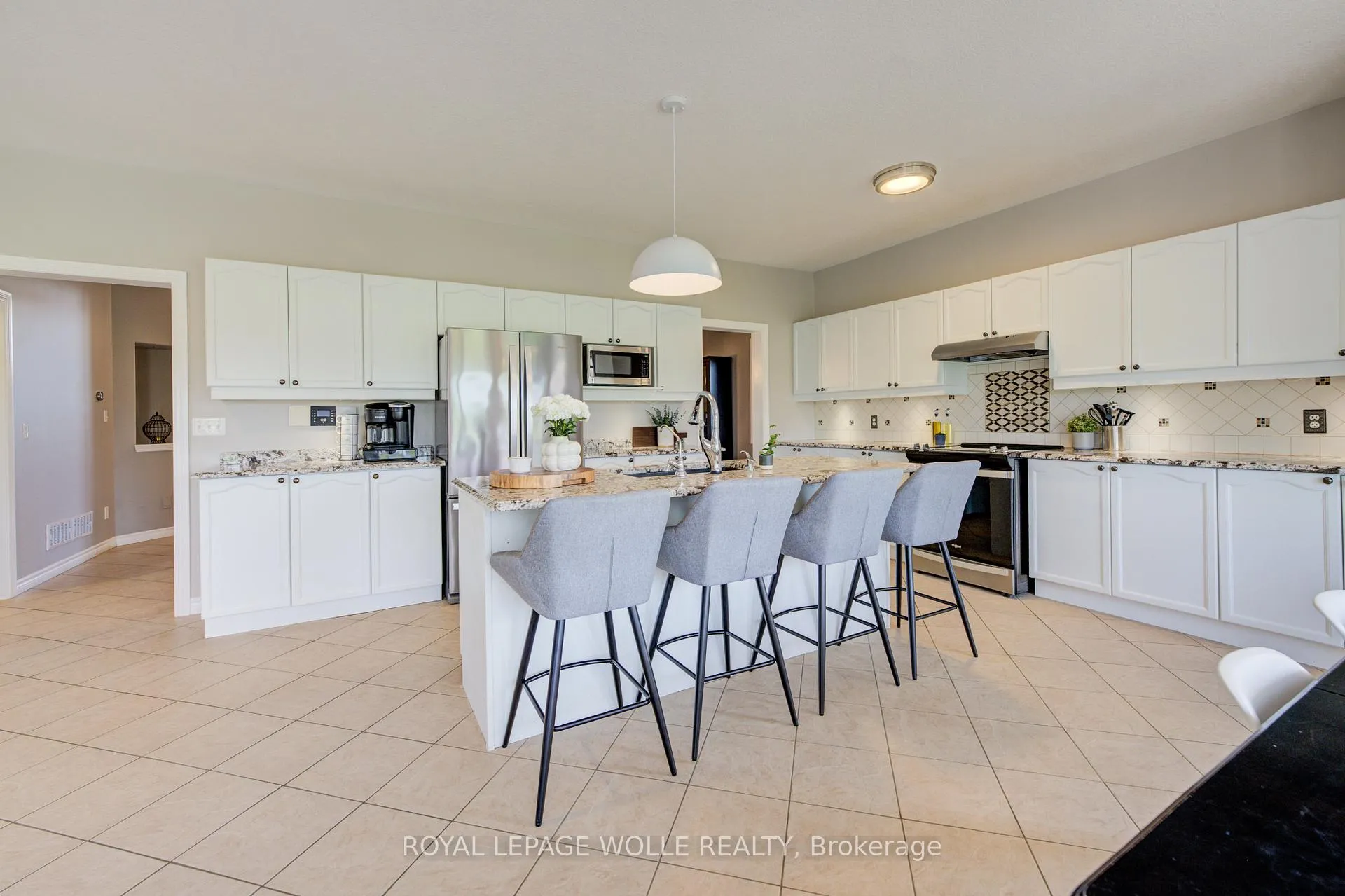Photo 11 of 23 Schweitzer Crescent, Wellesley — HOMEH