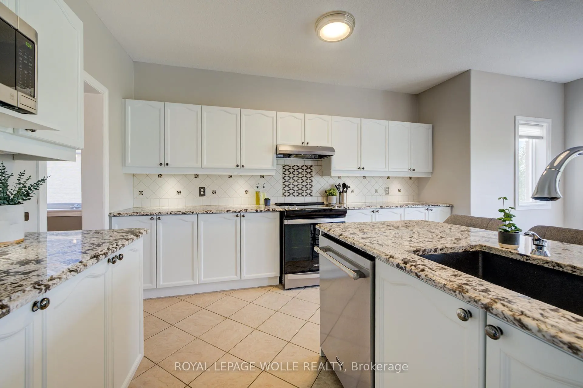 Photo 14 of 23 Schweitzer Crescent, Wellesley — HOMEH