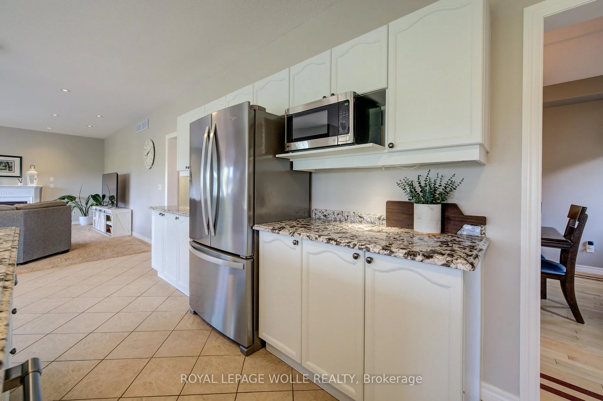 Photo 15 of 23 Schweitzer Crescent, Wellesley — HOMEH