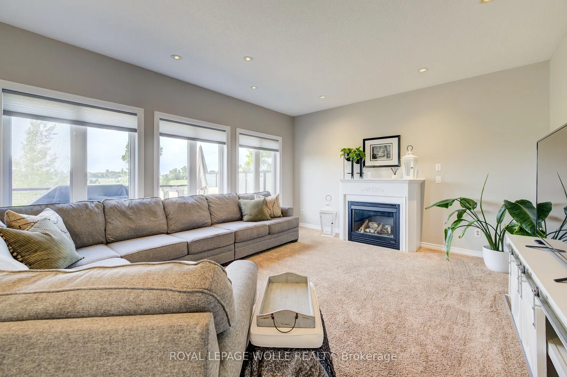 Photo 16 of 23 Schweitzer Crescent, Wellesley — HOMEH