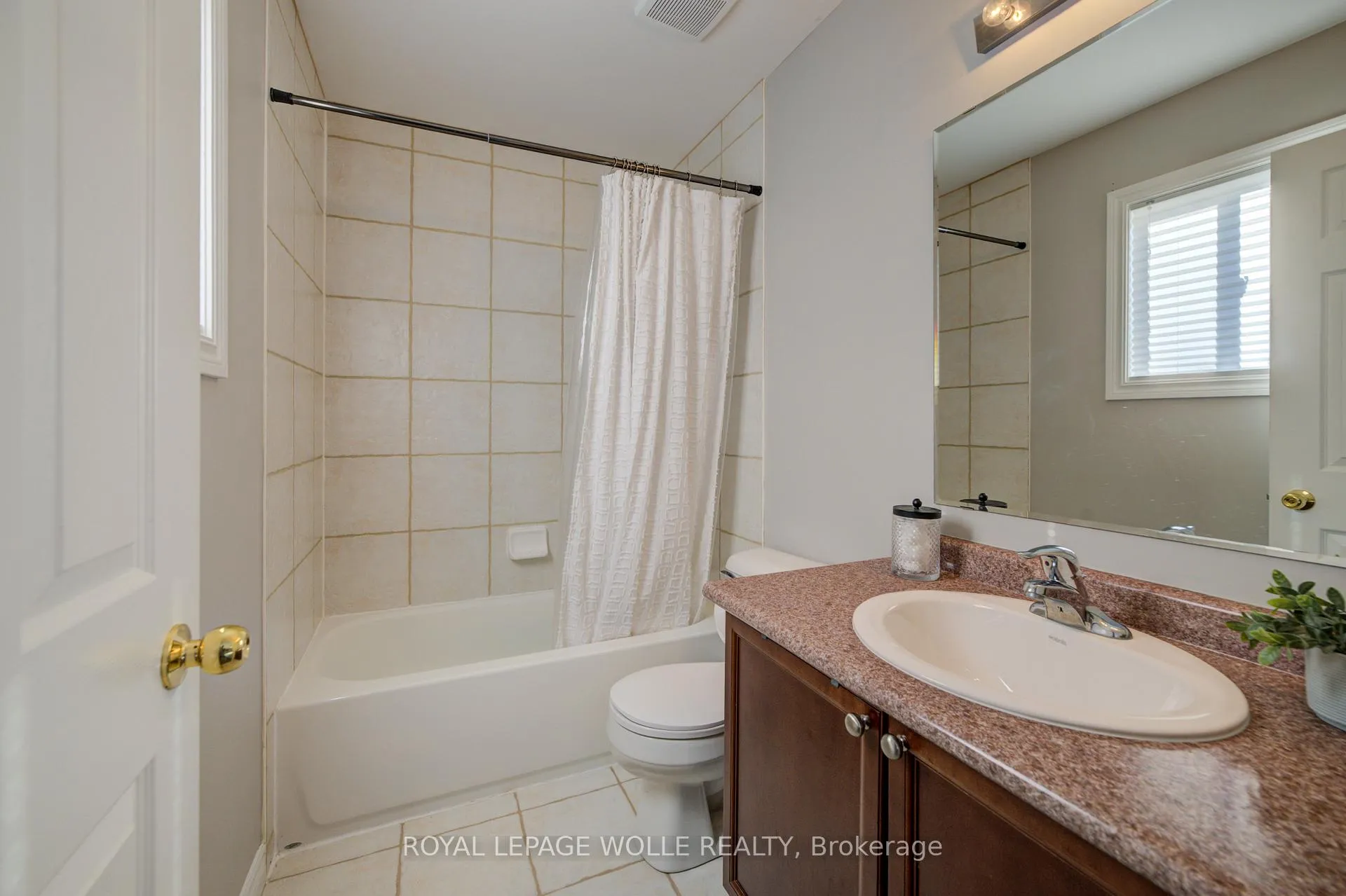 Photo 34 of 23 Schweitzer Crescent, Wellesley — HOMEH