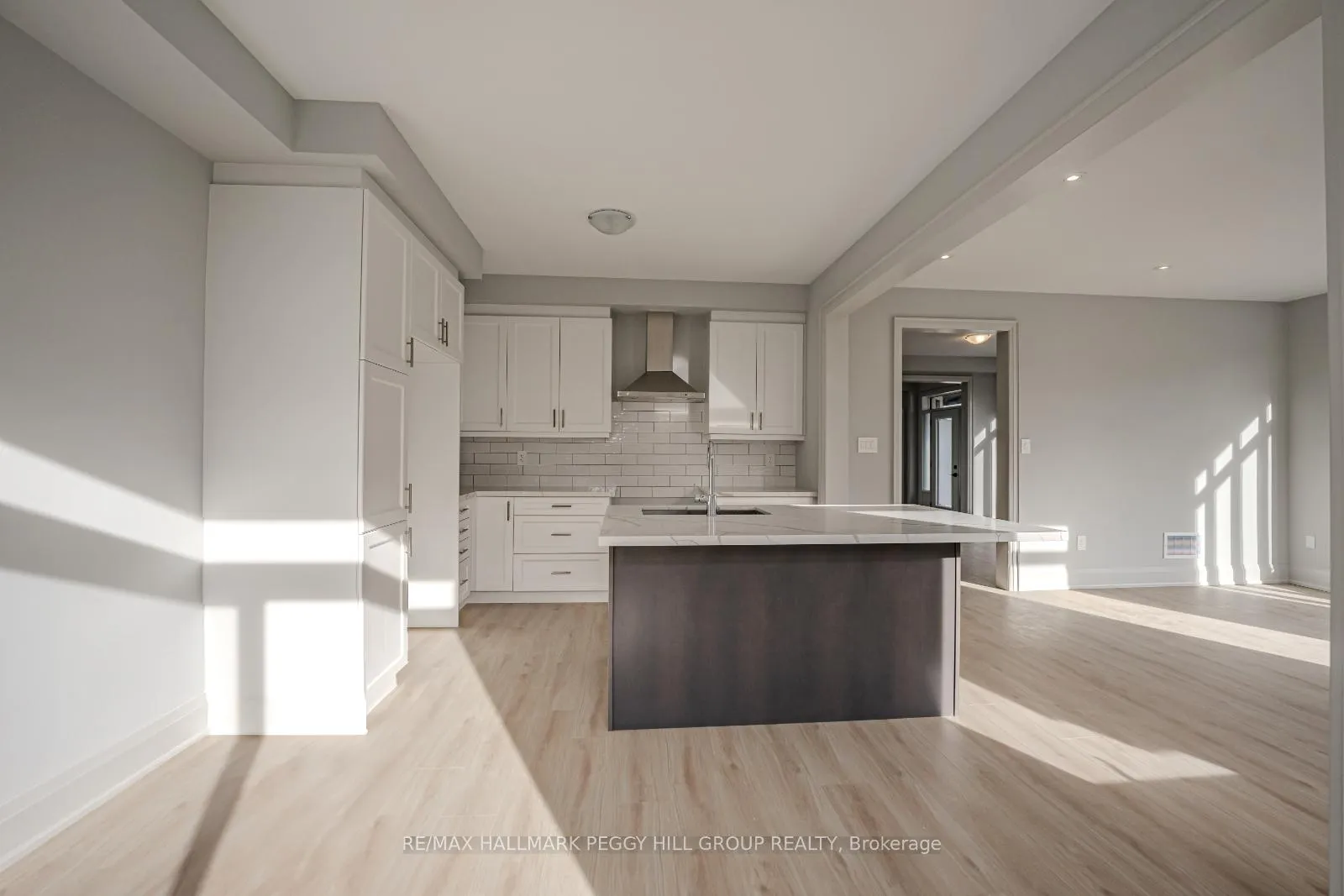 Photo 4 of 17 Amsterdam Drive, Barrie, Rural Barrie Southeast — HOMEH