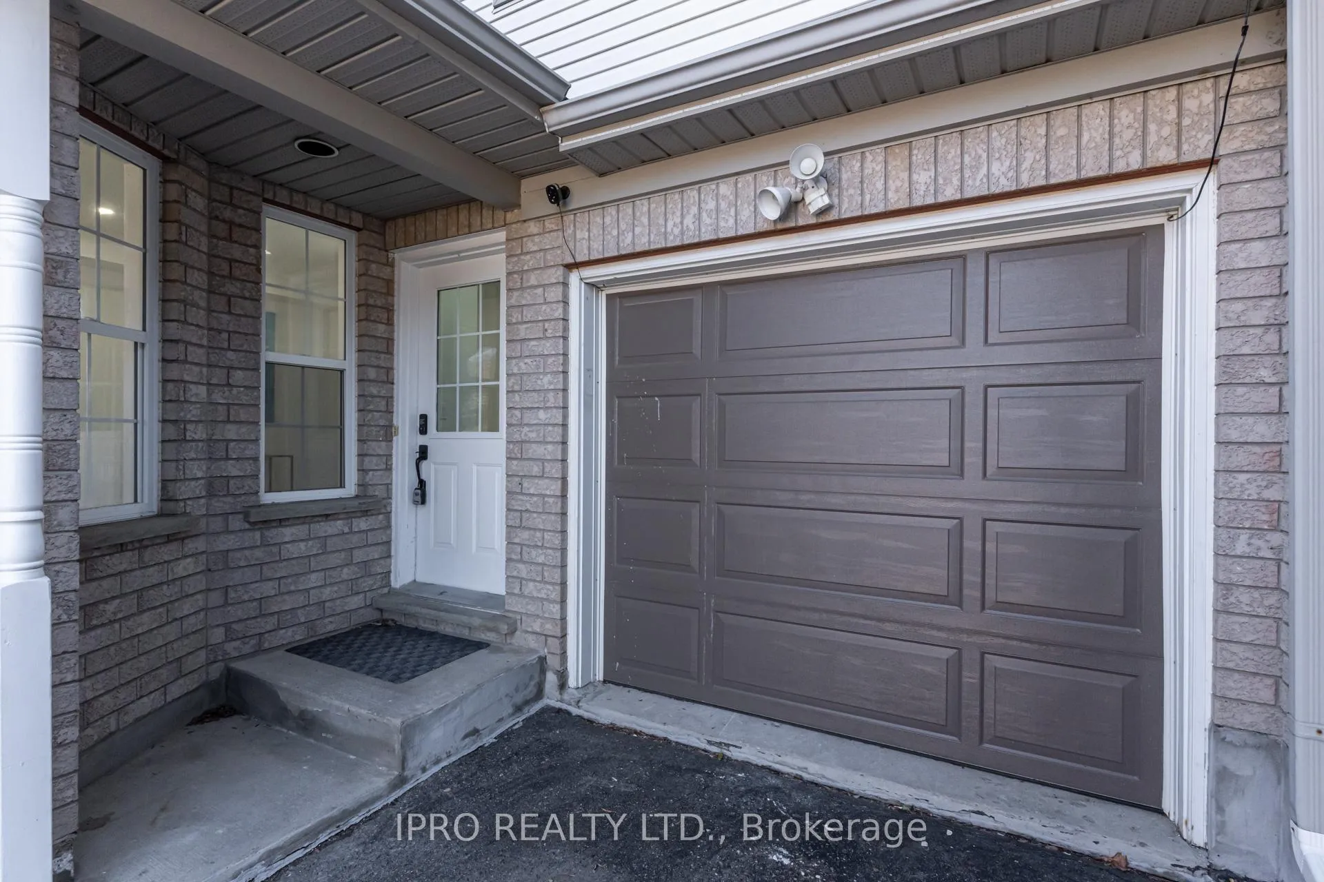 Photo 4 of 552 Dansbury Drive, Waterloo — HOMEH
