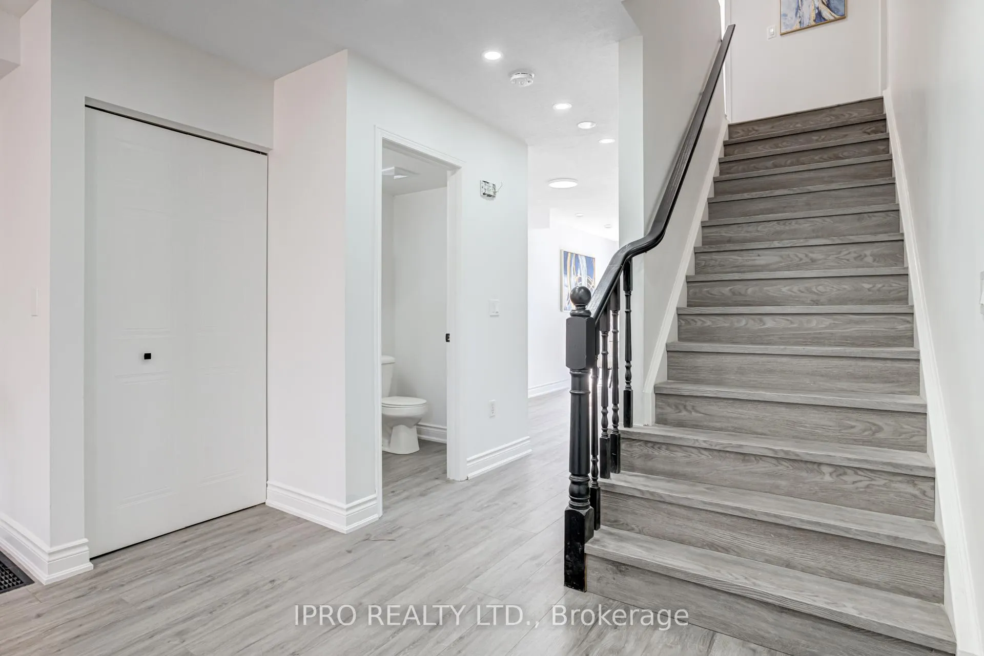 Photo 6 of 552 Dansbury Drive, Waterloo — HOMEH