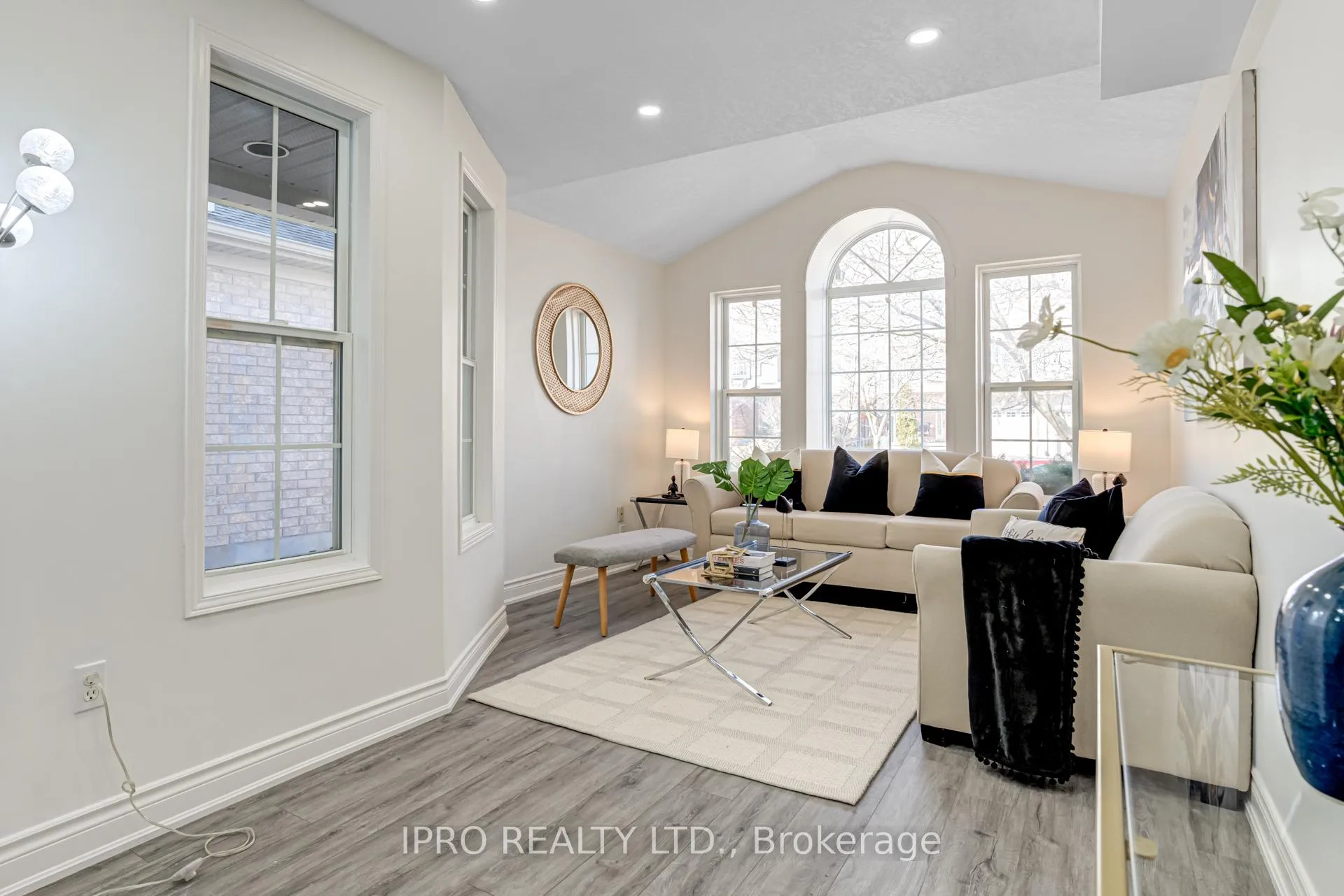 Photo 8 of 552 Dansbury Drive, Waterloo — HOMEH