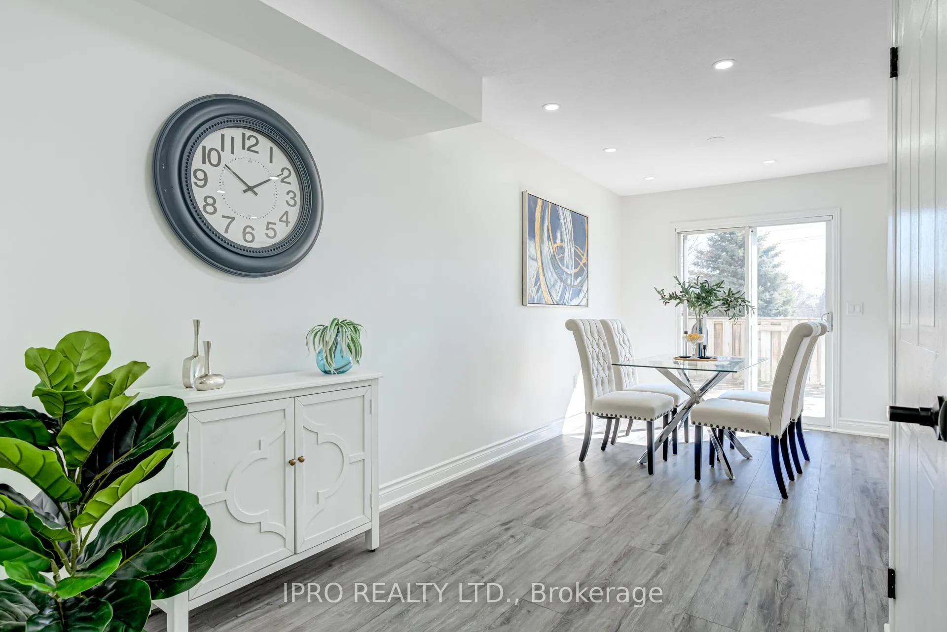 Photo 11 of 552 Dansbury Drive, Waterloo — HOMEH