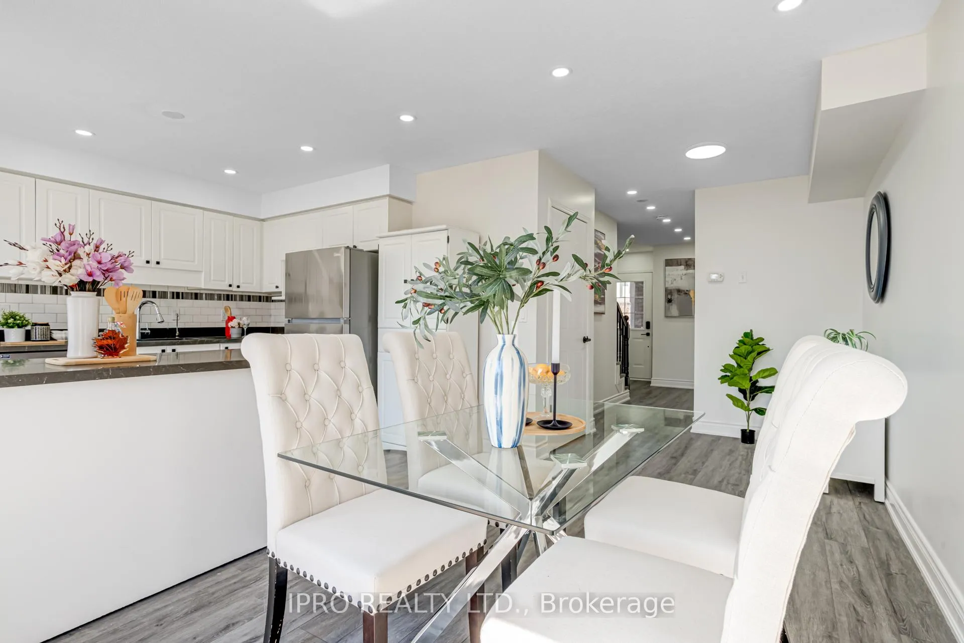 Photo 12 of 552 Dansbury Drive, Waterloo — HOMEH