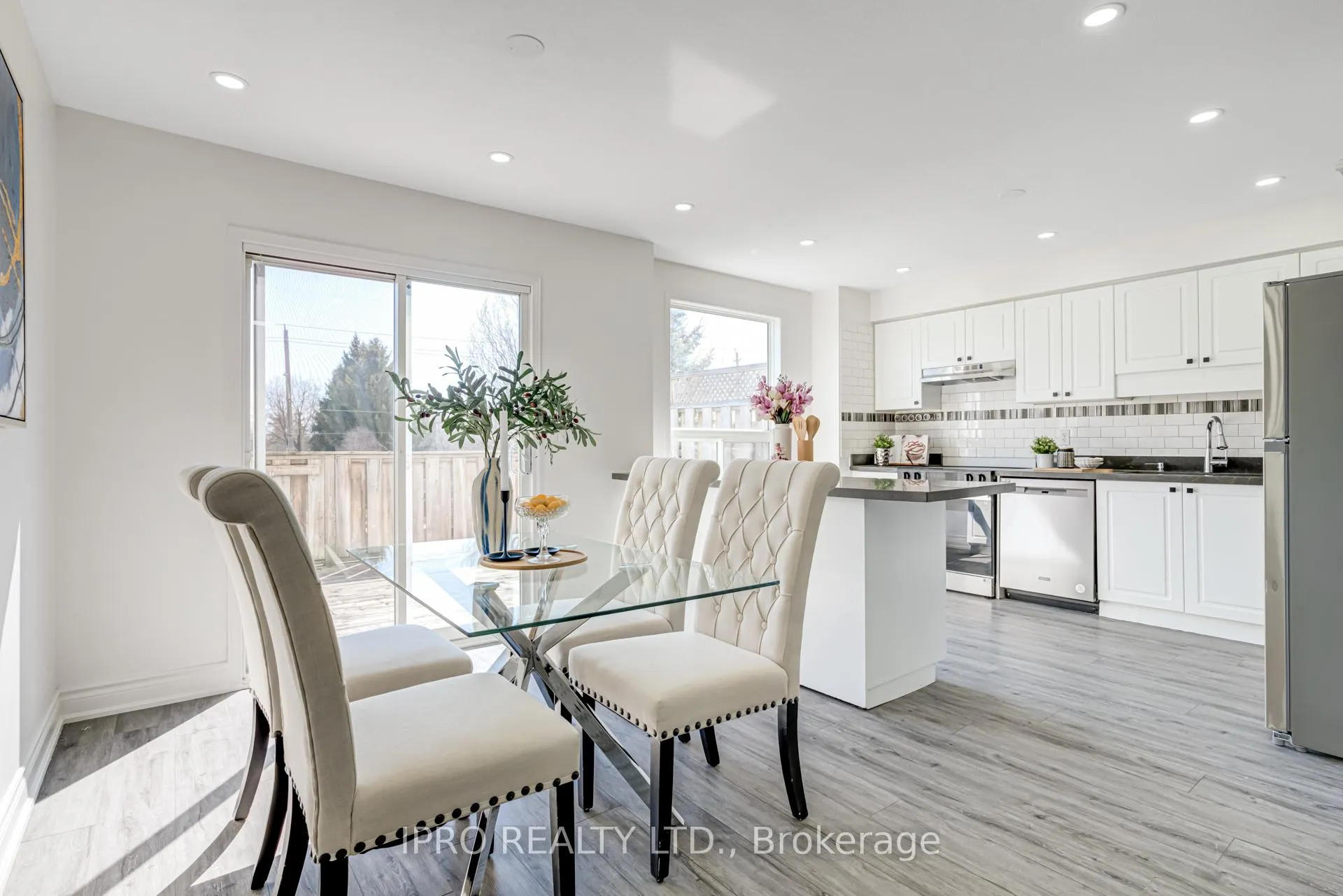Photo 13 of 552 Dansbury Drive, Waterloo — HOMEH