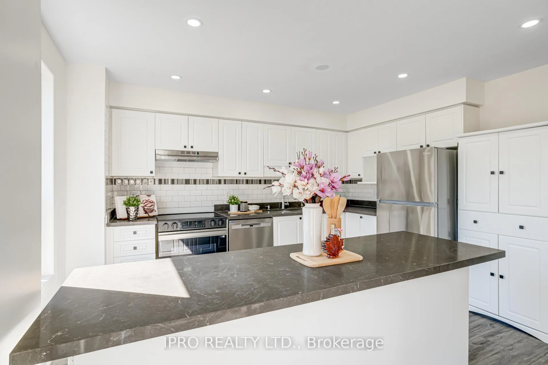 Photo 14 of 552 Dansbury Drive, Waterloo — HOMEH