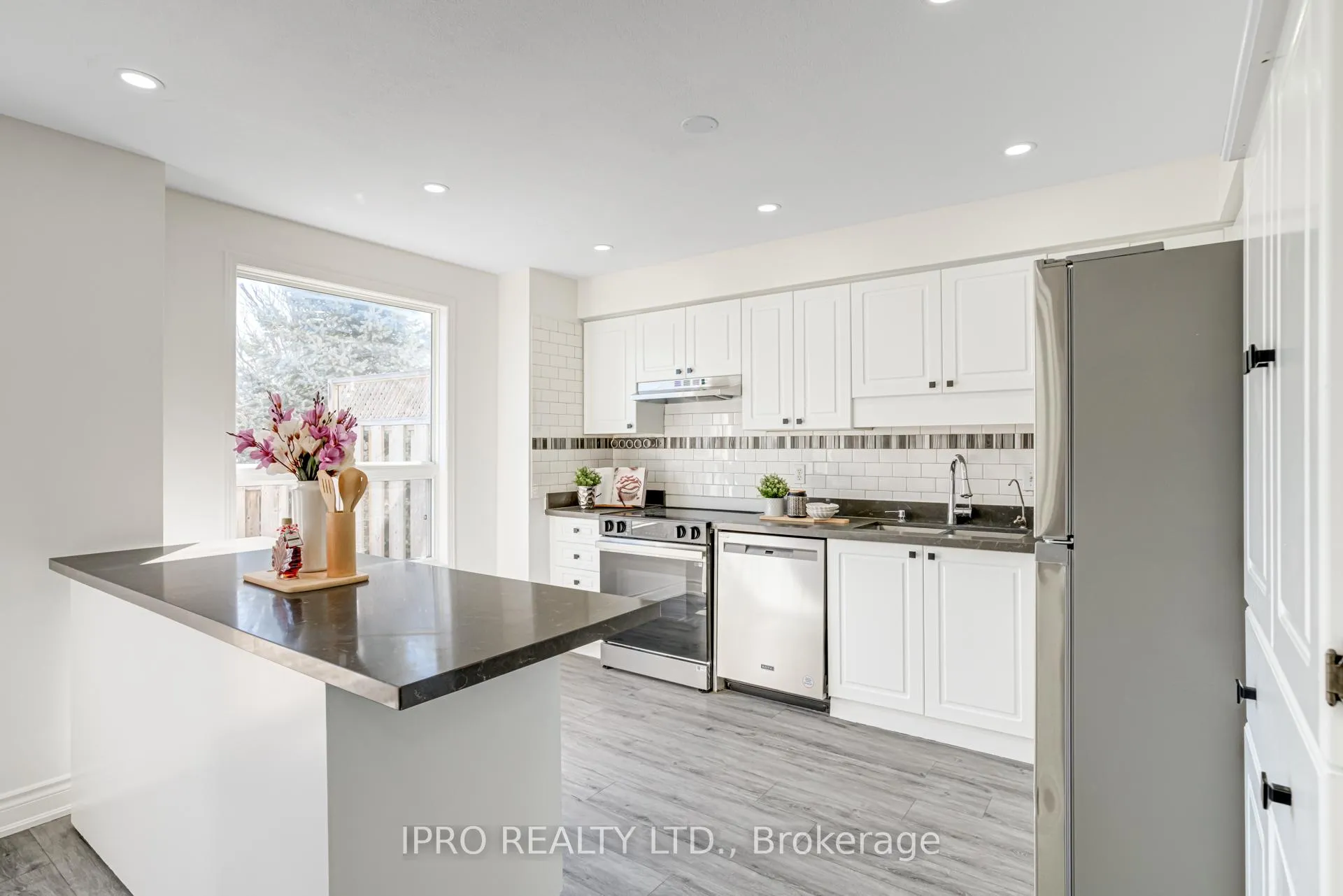Photo 15 of 552 Dansbury Drive, Waterloo — HOMEH