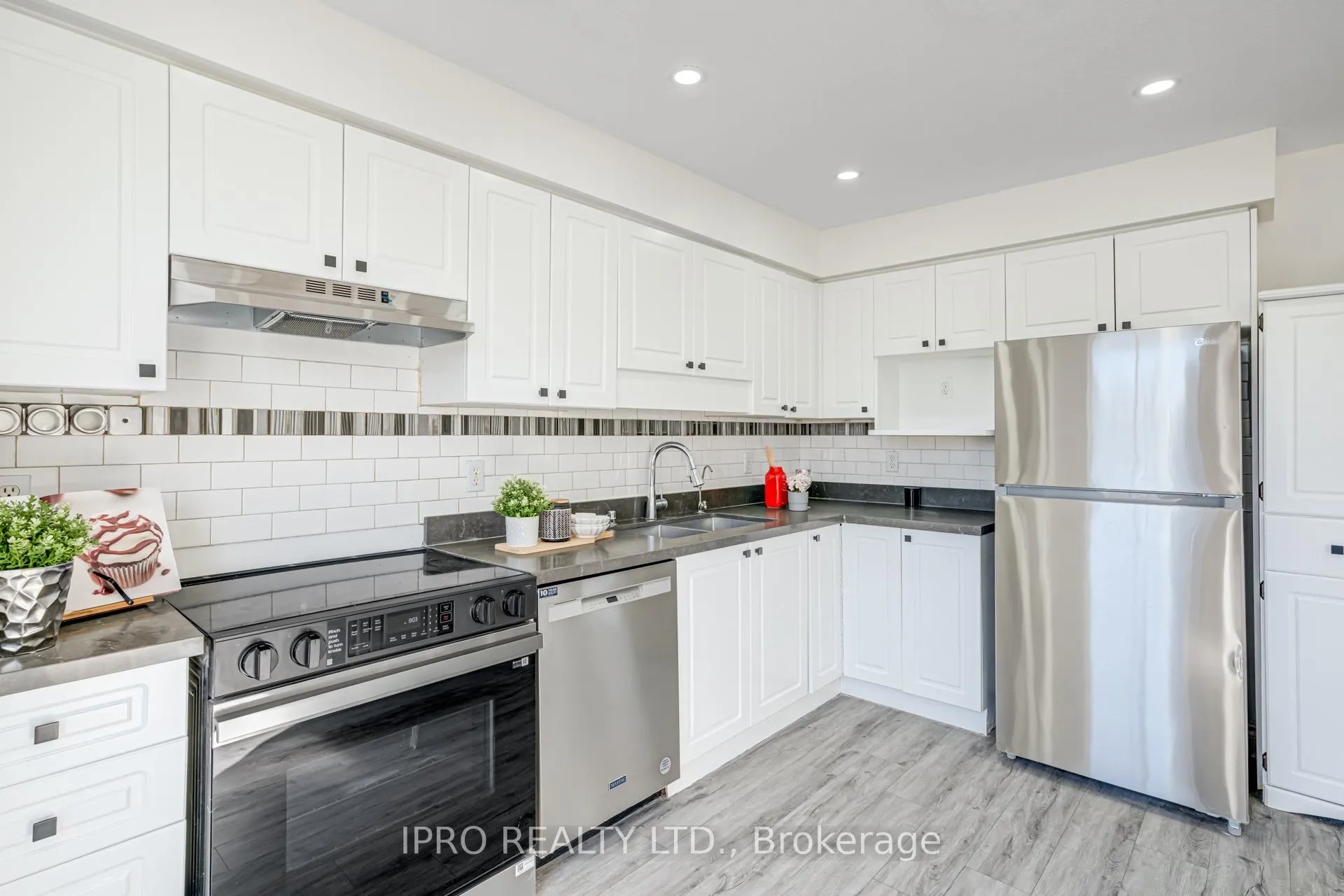 Photo 16 of 552 Dansbury Drive, Waterloo — HOMEH