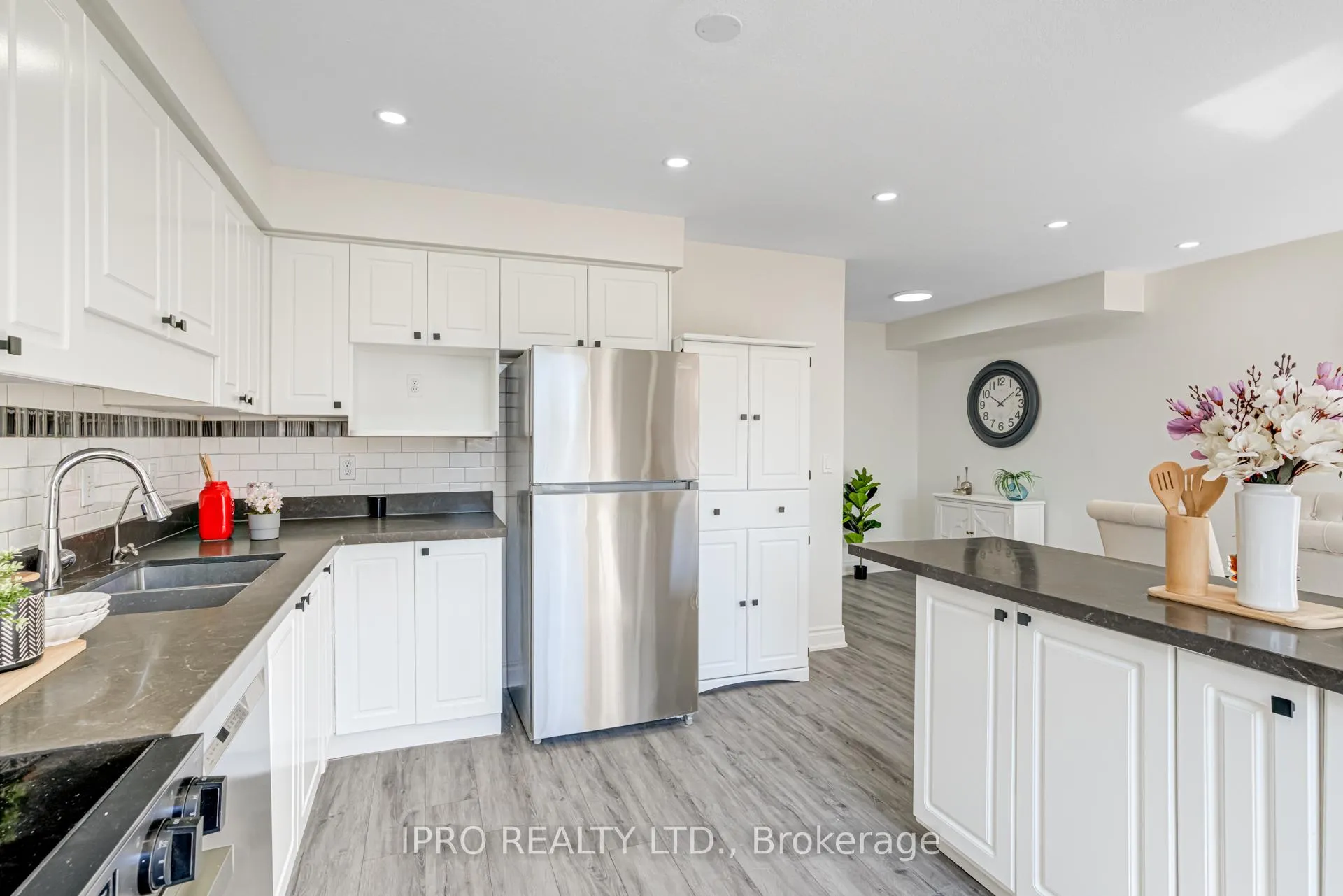 Photo 17 of 552 Dansbury Drive, Waterloo — HOMEH