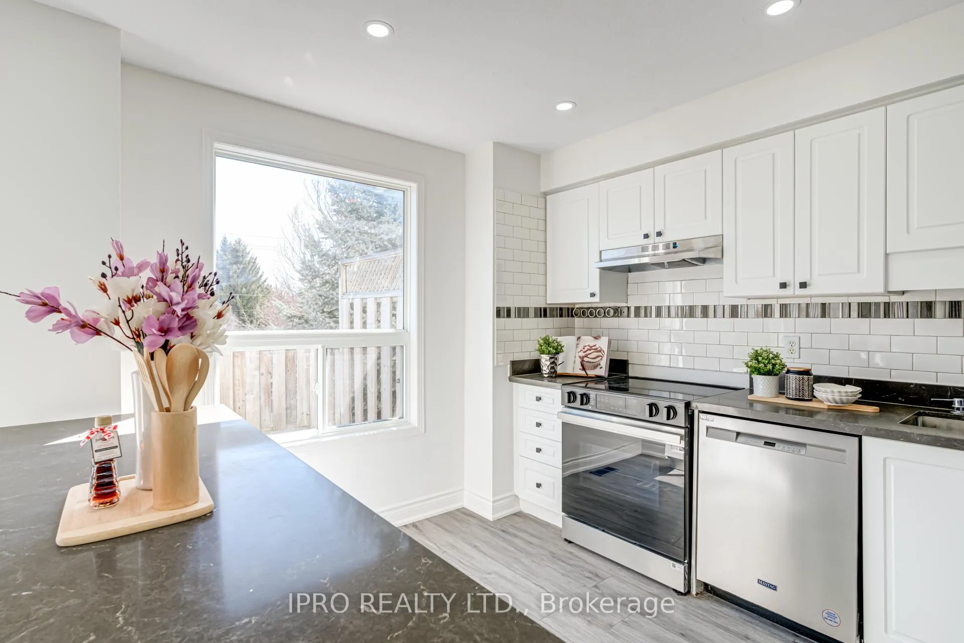 Photo 18 of 552 Dansbury Drive, Waterloo — HOMEH