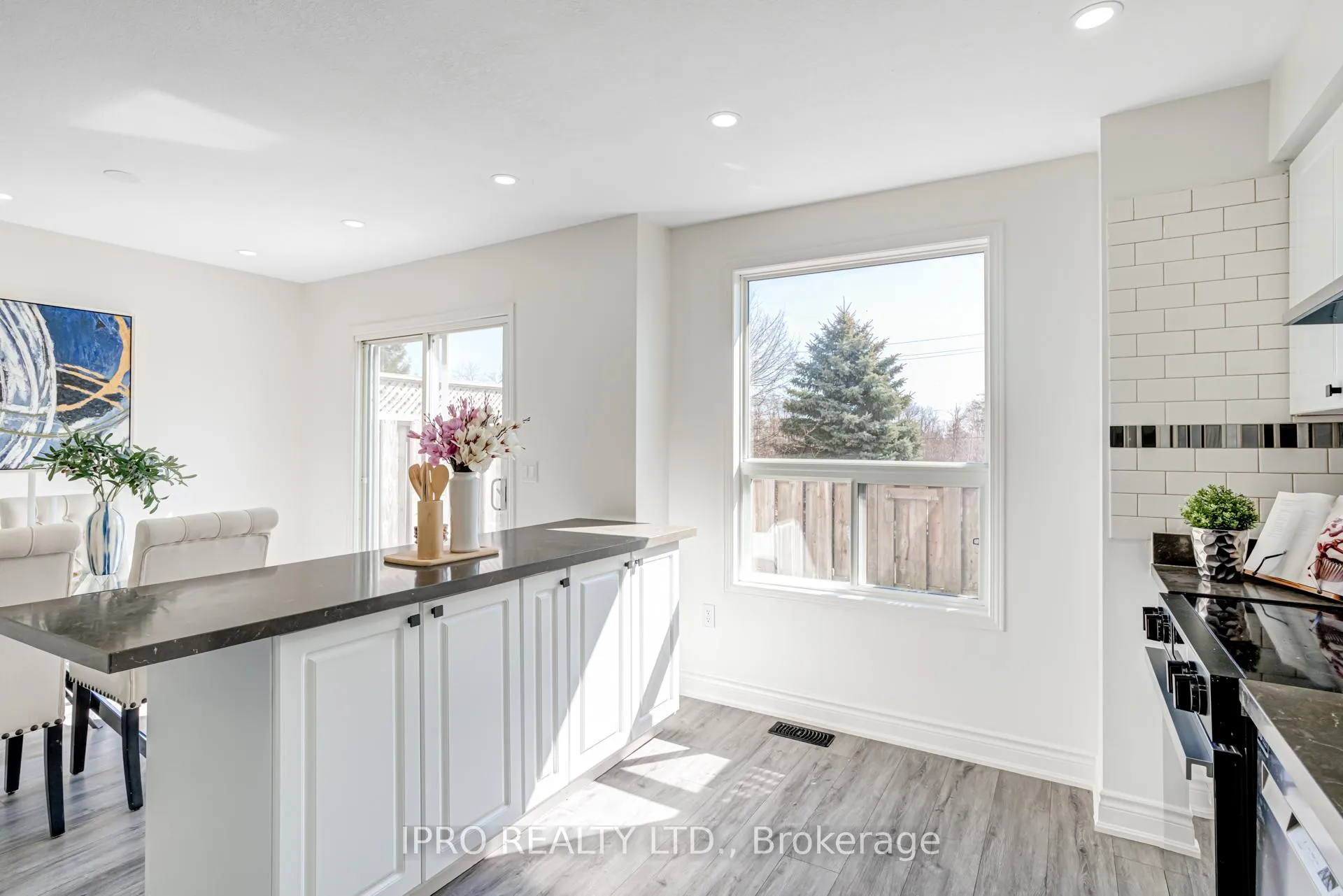 Photo 19 of 552 Dansbury Drive, Waterloo — HOMEH
