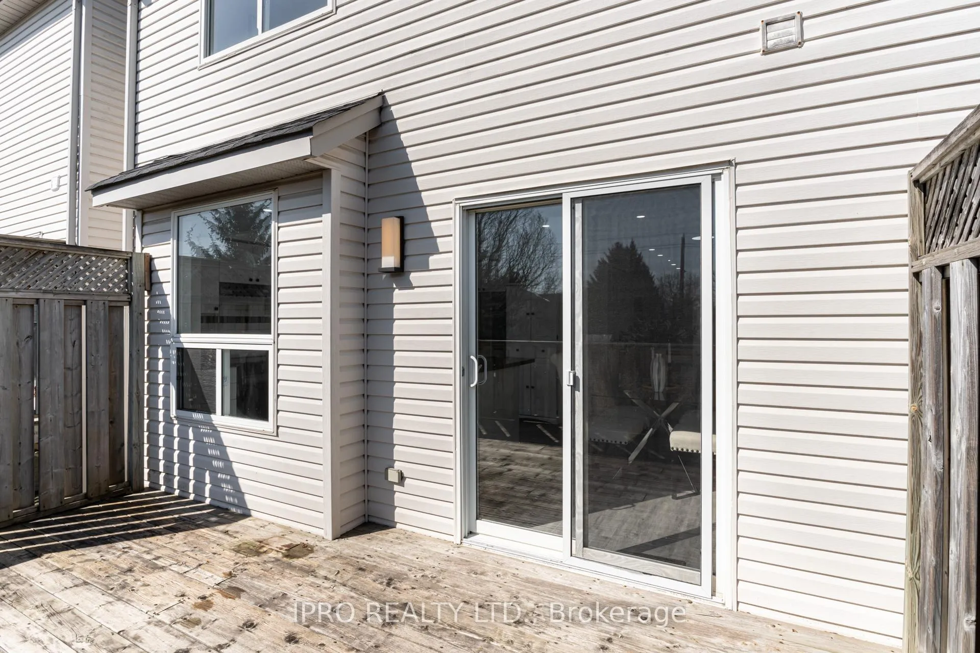 Photo 20 of 552 Dansbury Drive, Waterloo — HOMEH