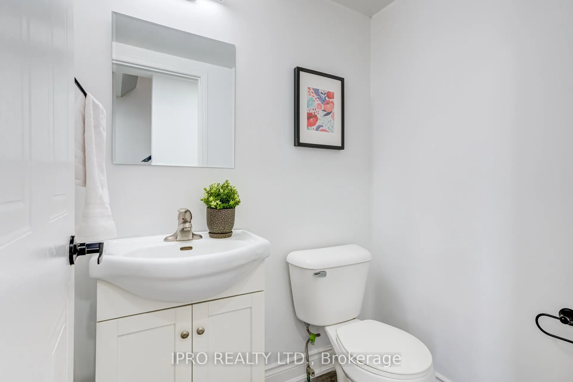 Photo 27 of 552 Dansbury Drive, Waterloo — HOMEH